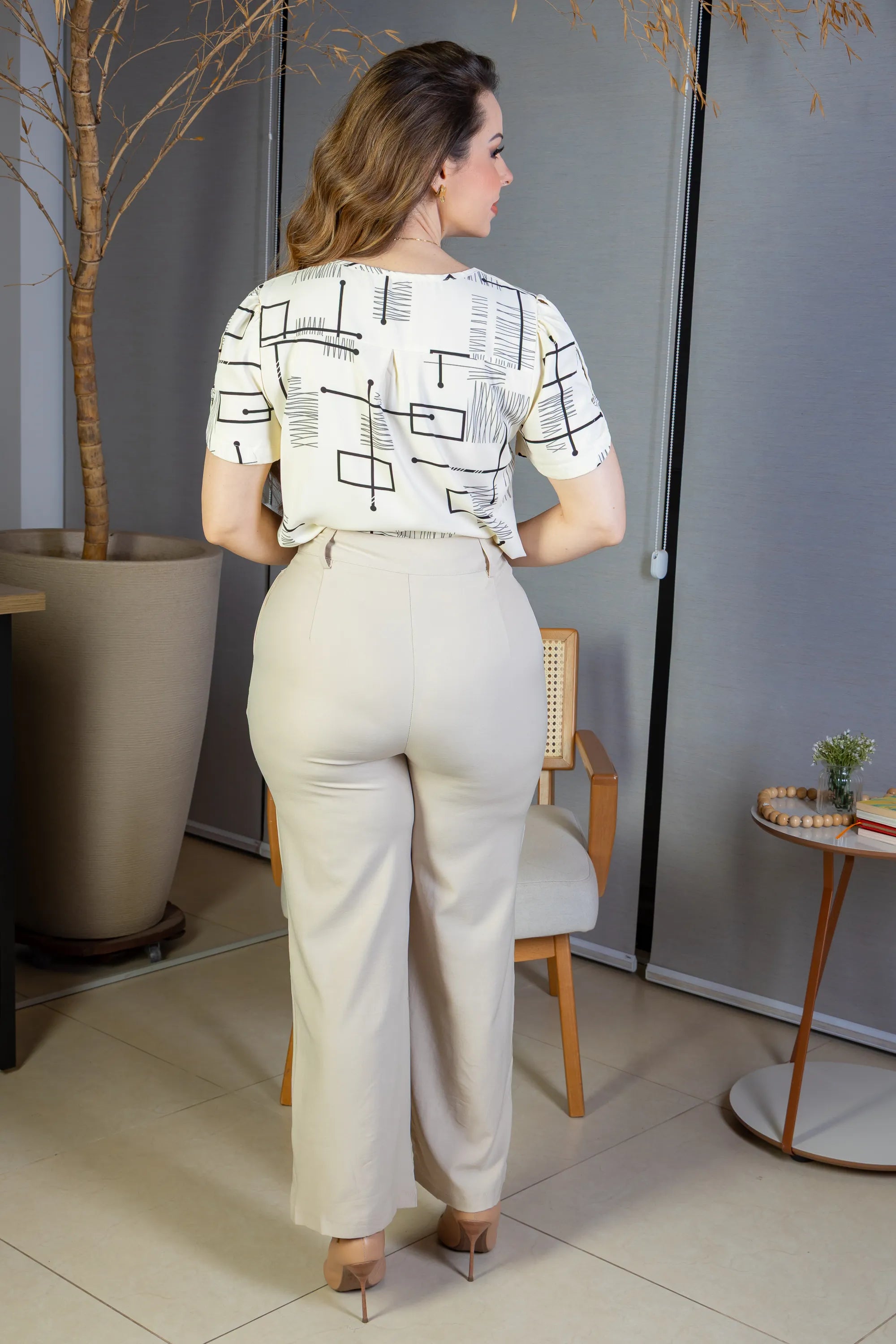 Calça Pantalona Detalhe Botões Crepe Alfaiataria Larissa Bege