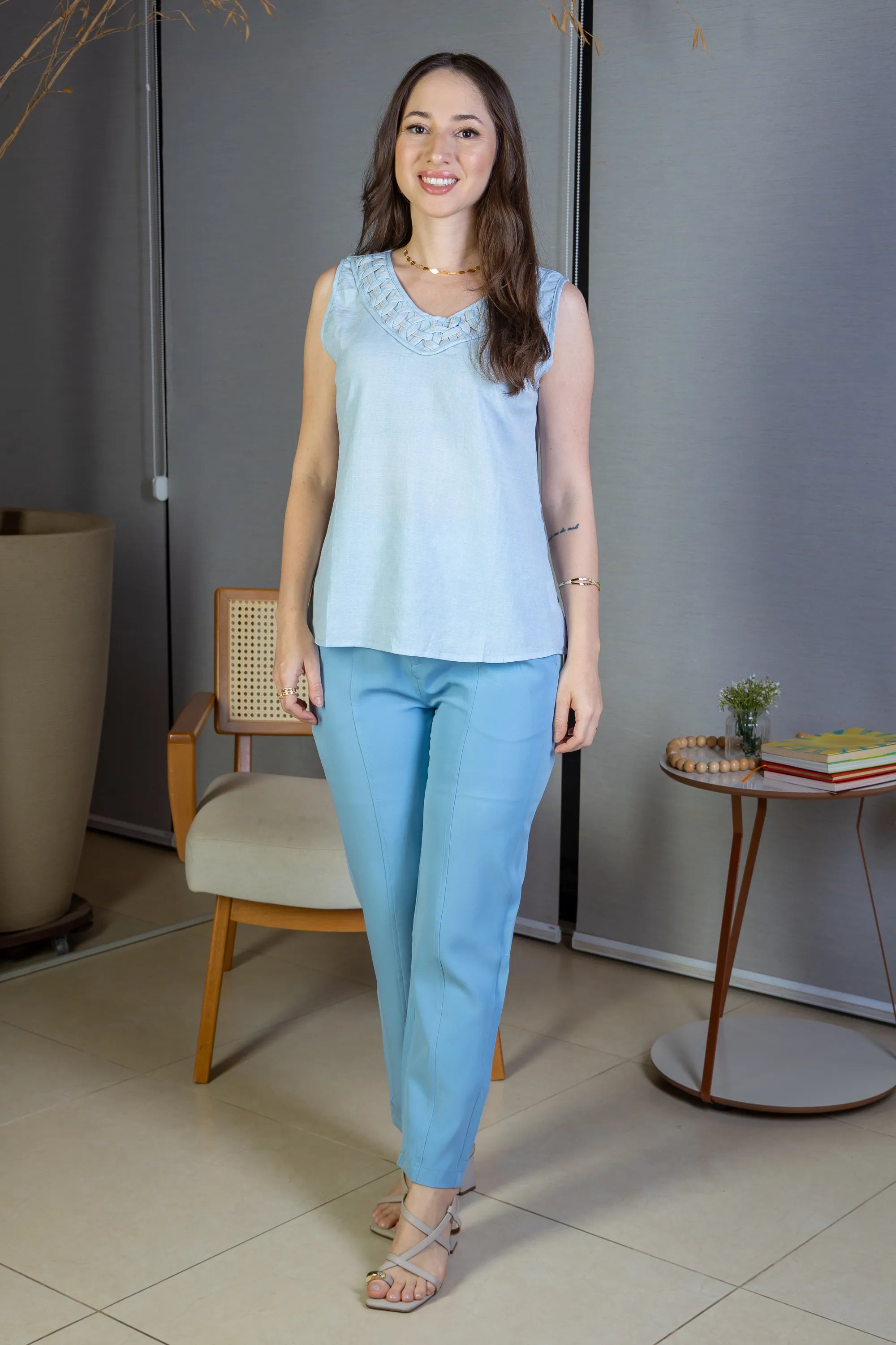 Blusa Regata Decote "V" Detalhe Trançado Em Visco Soft Liliane Azul