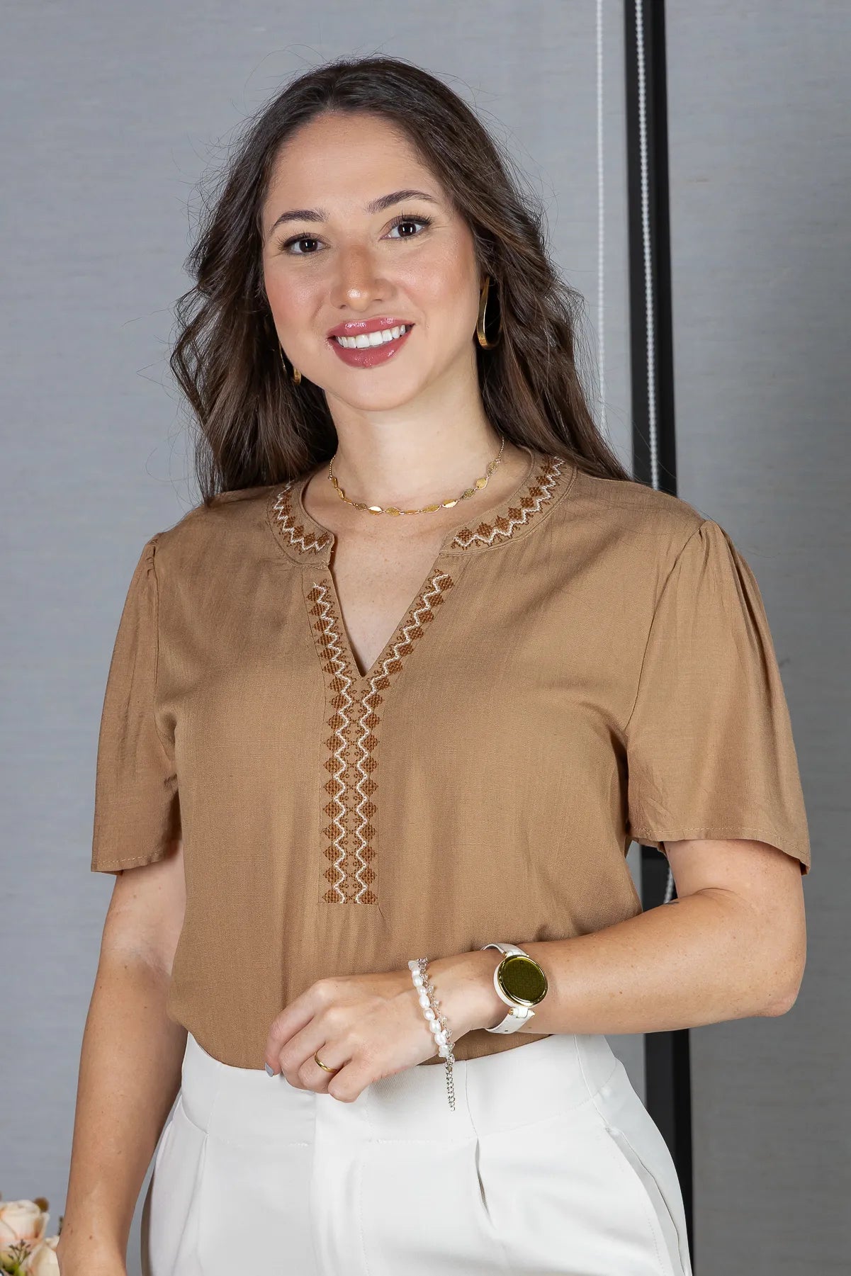 Blusa Manga Curta Detalhe Decote "V" Bordada Algodão Linho Antonella Marrom