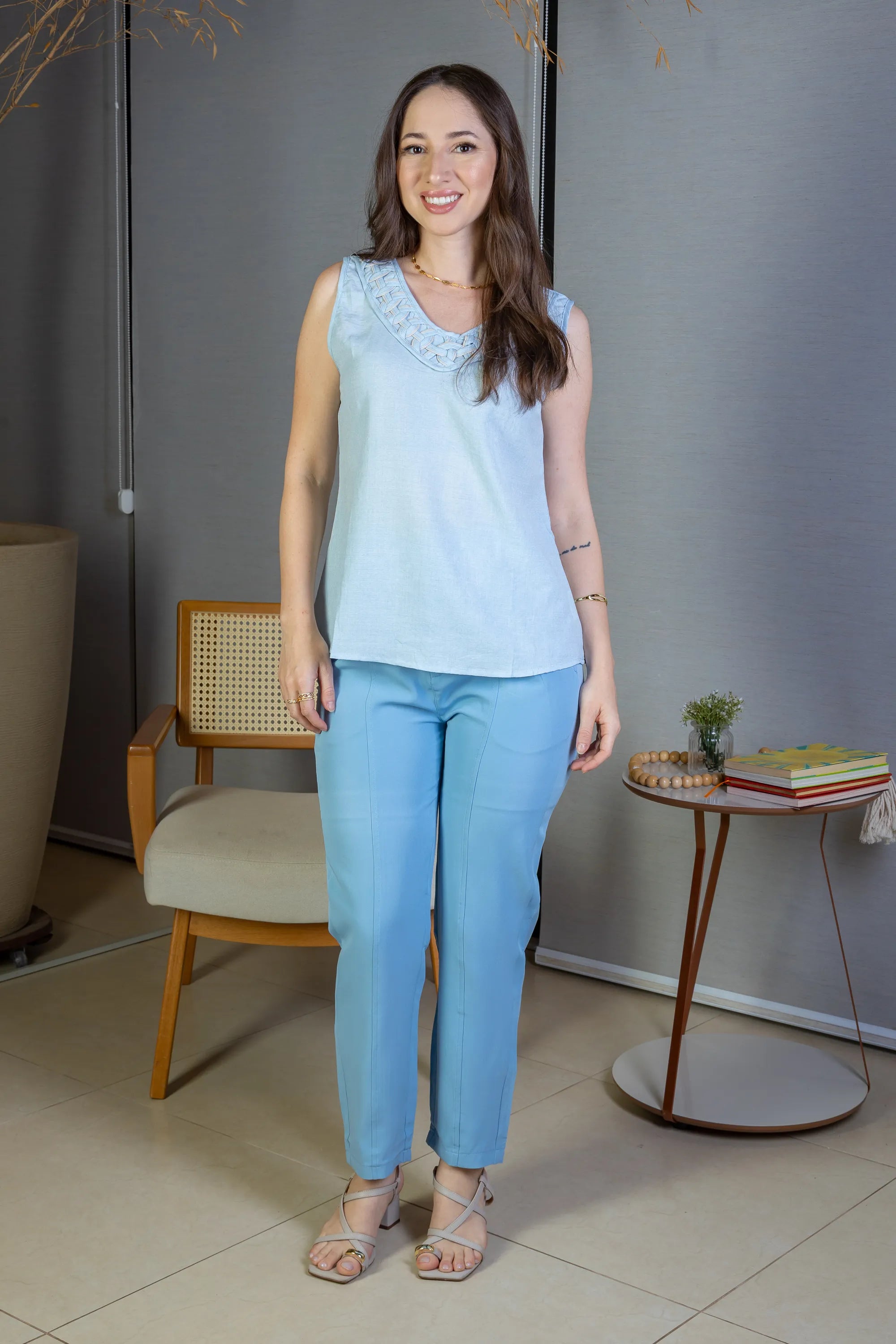 Blusa Regata Decote "V" Detalhe Trançado Em Visco Soft Liliane Azul