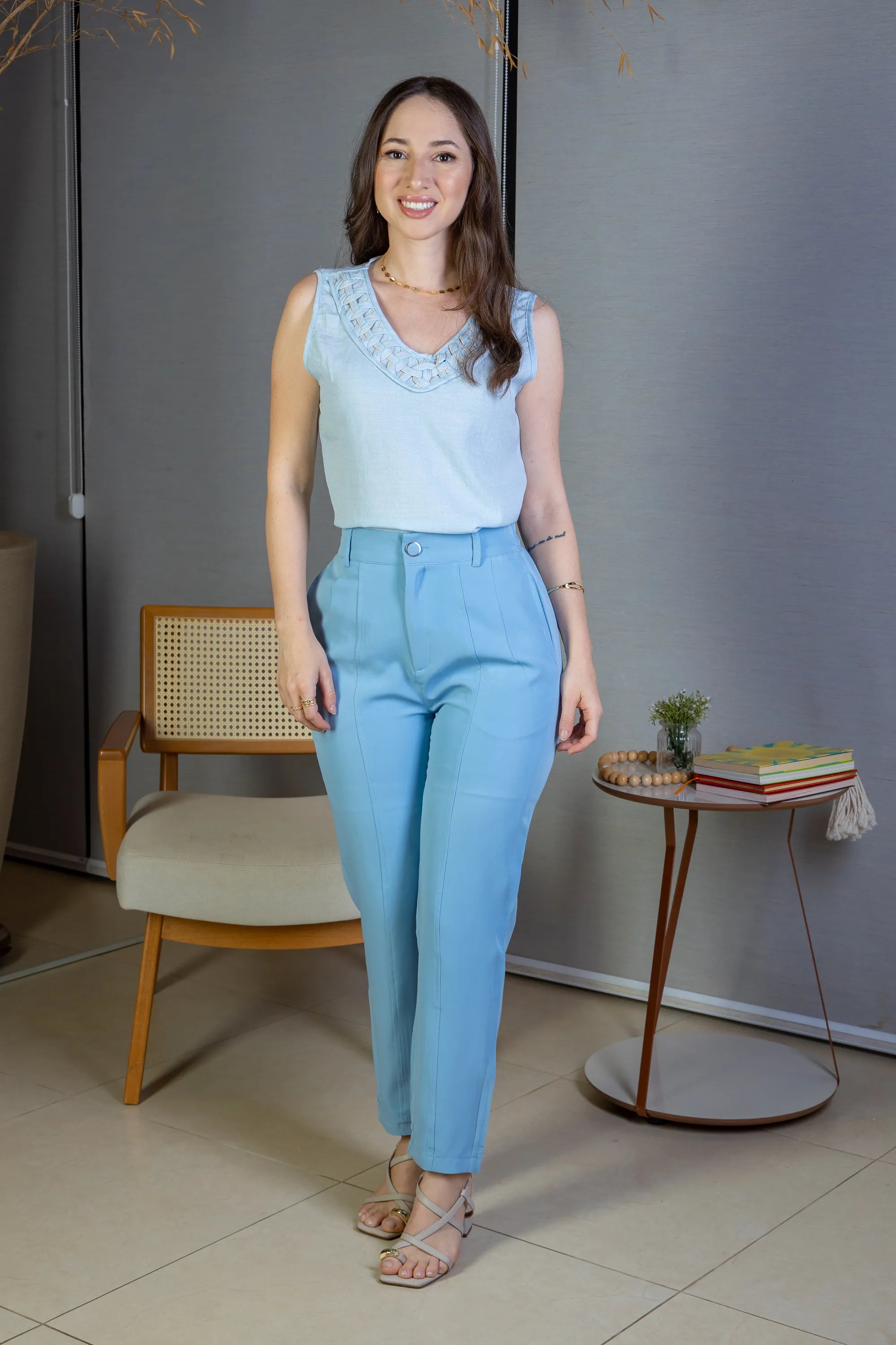 Blusa Regata Decote "V" Detalhe Trançado Em Visco Soft Liliane Azul