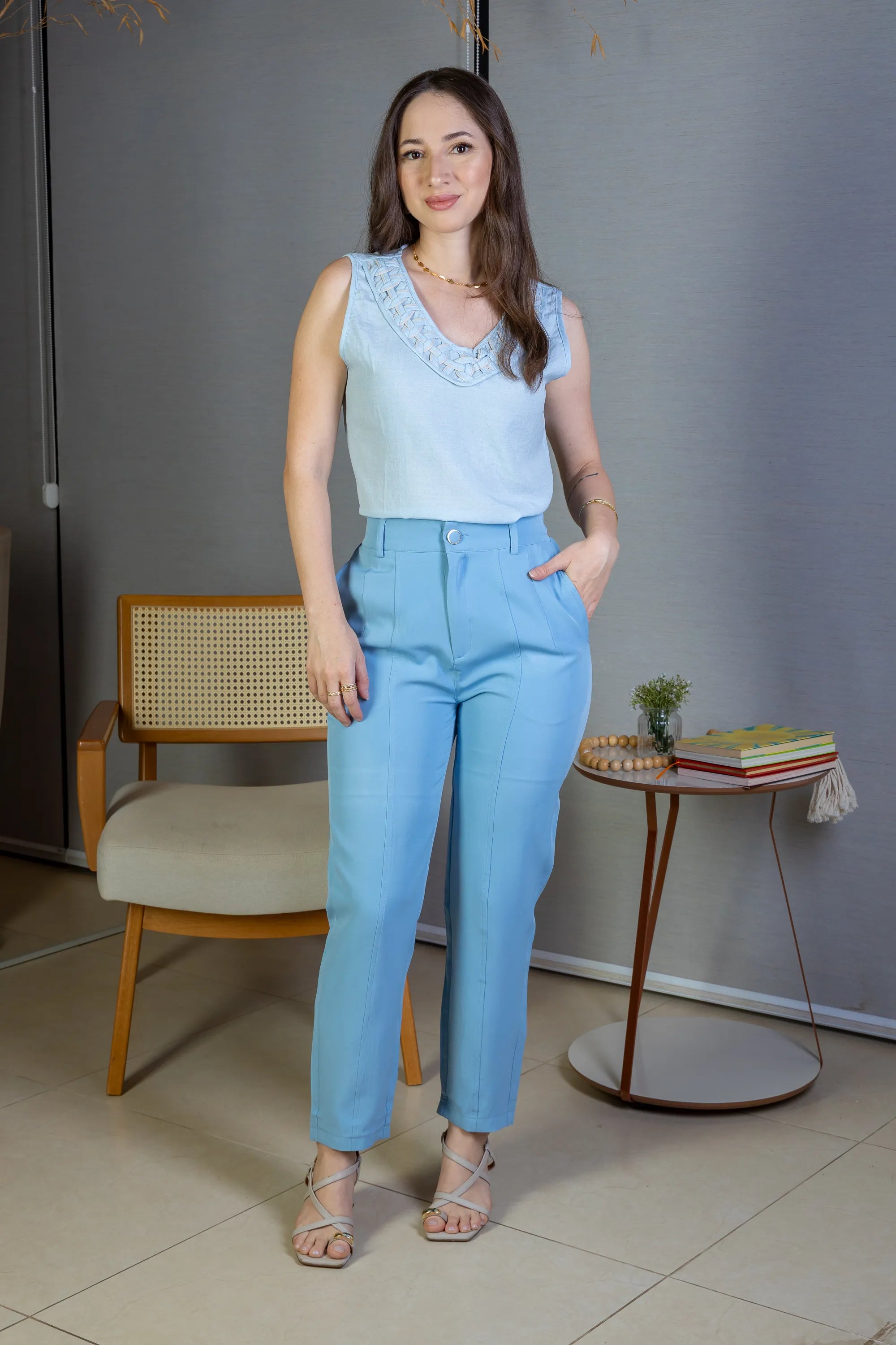 Blusa Regata Decote "V" Detalhe Trançado Em Visco Soft Liliane Azul