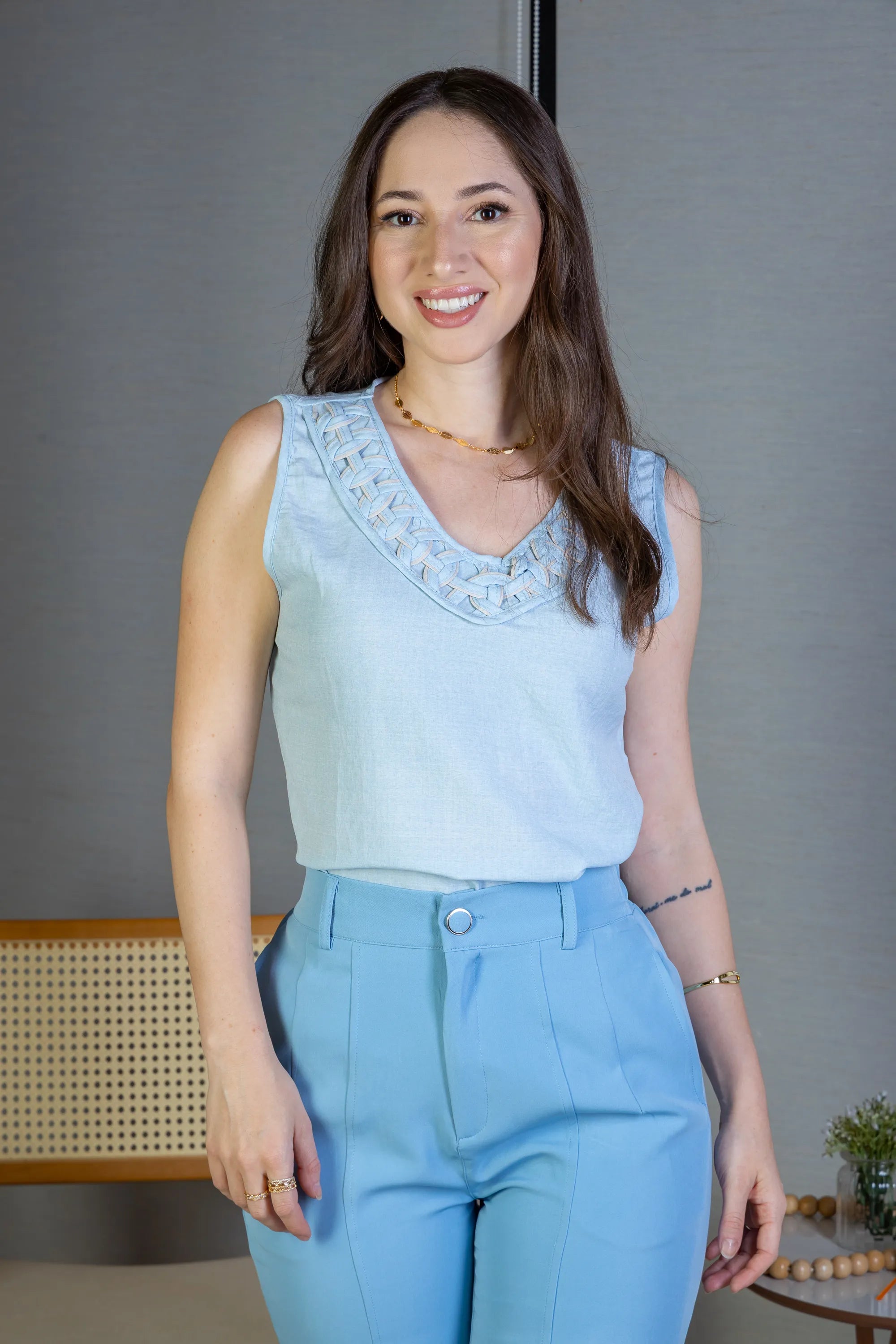 Blusa Regata Decote "V" Detalhe Trançado Em Visco Soft Liliane Azul