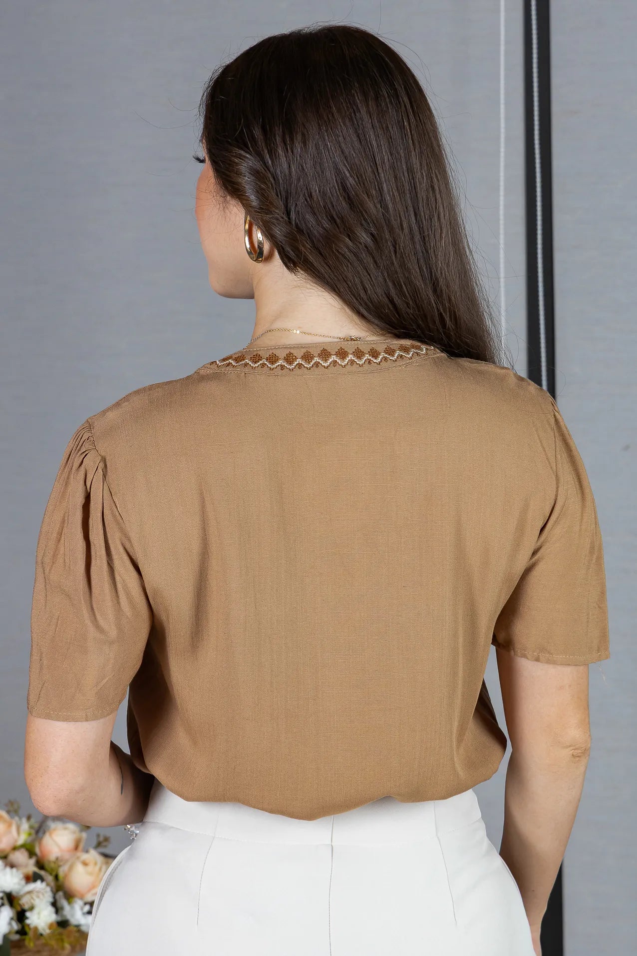 Blusa Manga Curta Detalhe Decote "V" Bordada Algodão Linho Antonella Marrom