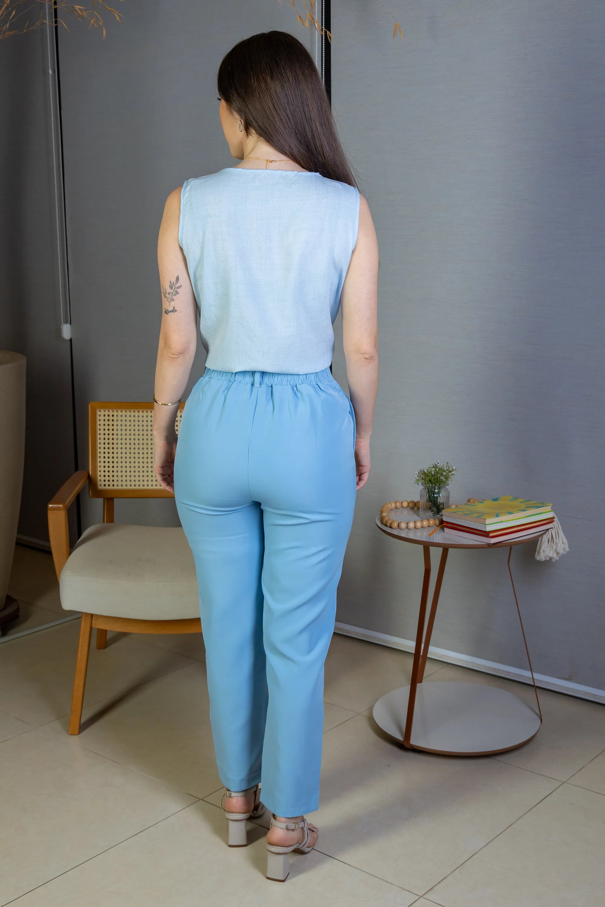 Blusa Regata Decote "V" Detalhe Trançado Em Visco Soft Liliane Azul