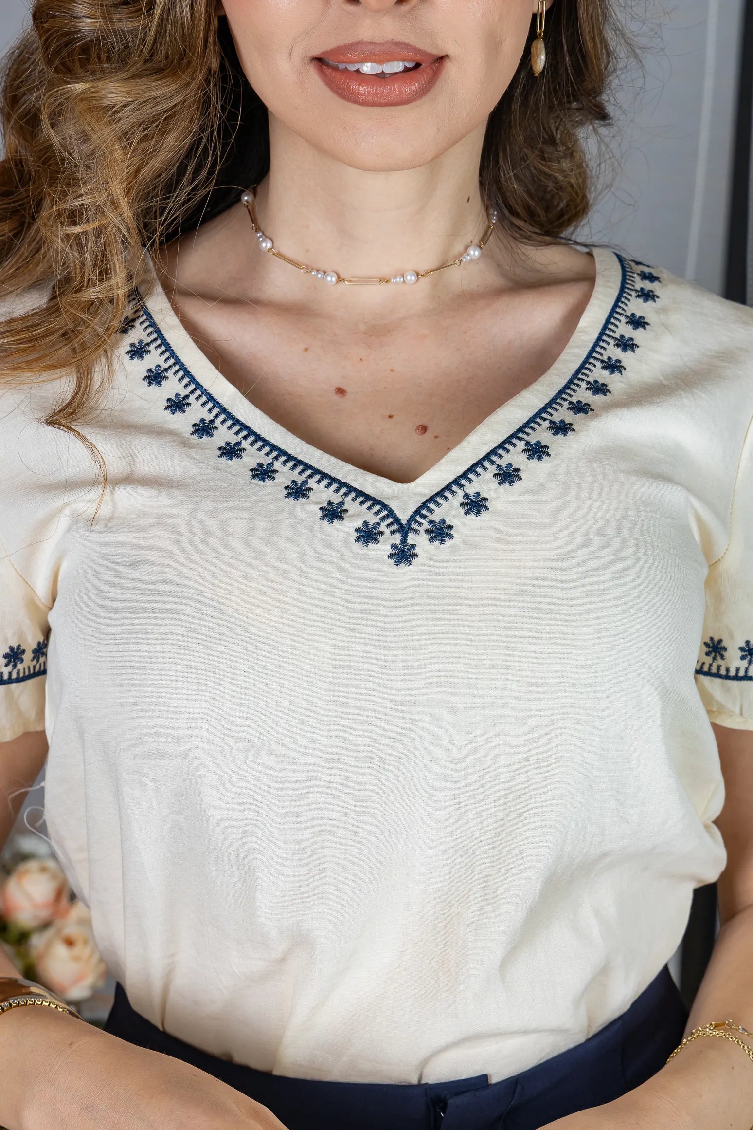 Blusa Manga Curta Decote em "V" Bordado em Visco Rustic Mara Creme