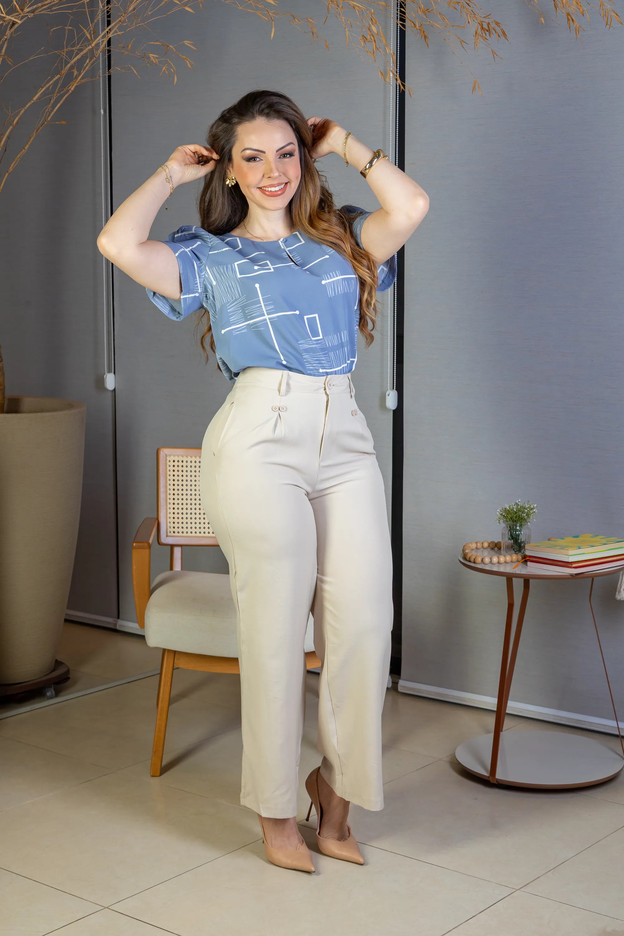 Blusa Manga Curta Colo Detalhe Botão Crepe Classic Samara Estampada Azul