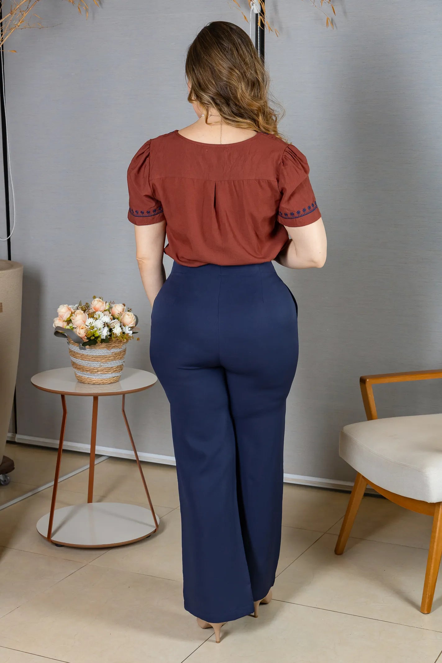 Blusa Manga Curta Decote em "V" Bordado em Visco Rustic Mara Marsala