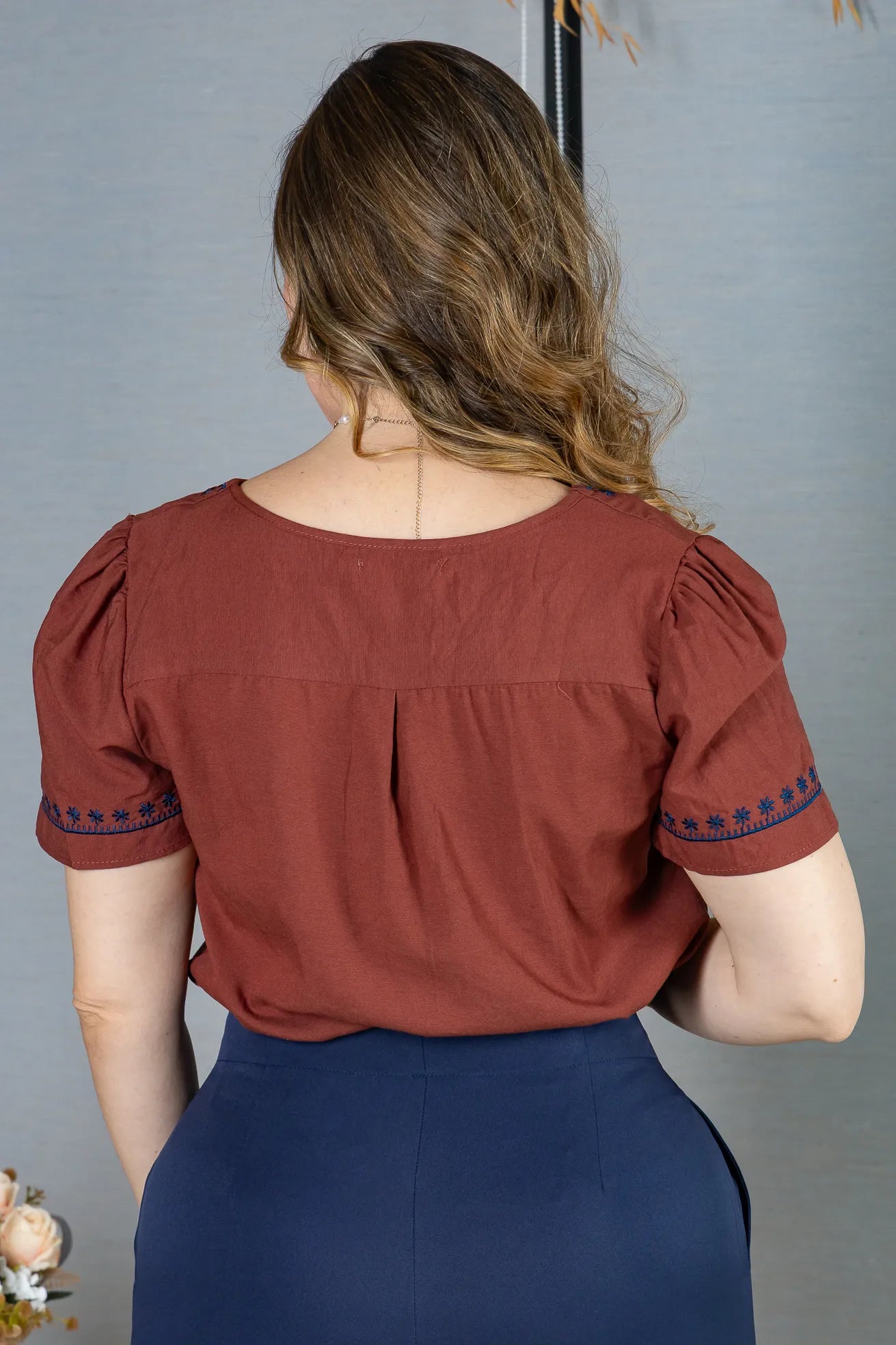 Blusa Manga Curta Decote em "V" Bordado em Visco Rustic Mara Marsala