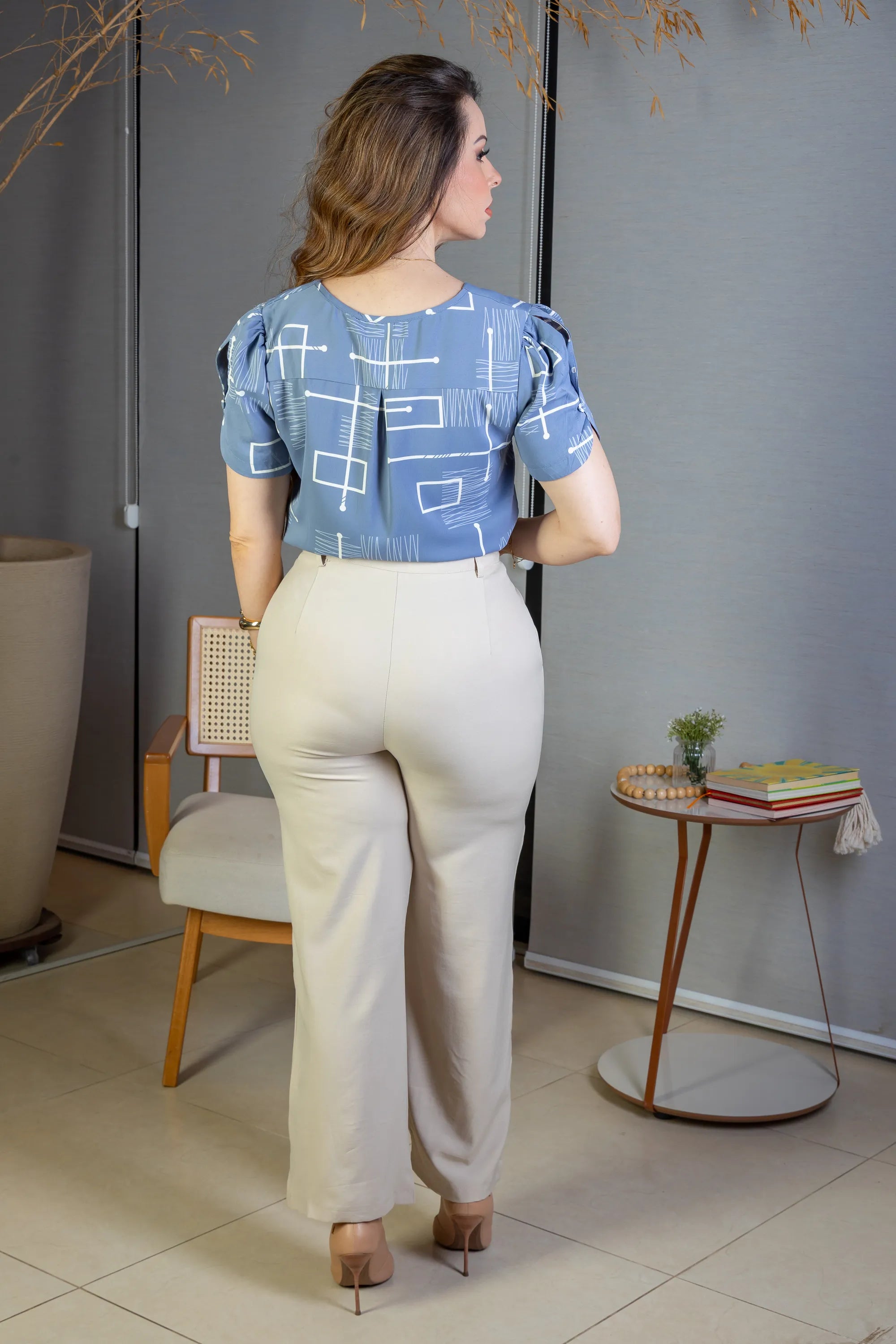 Blusa Manga Curta Colo Detalhe Botão Crepe Classic Samara Estampada Azul
