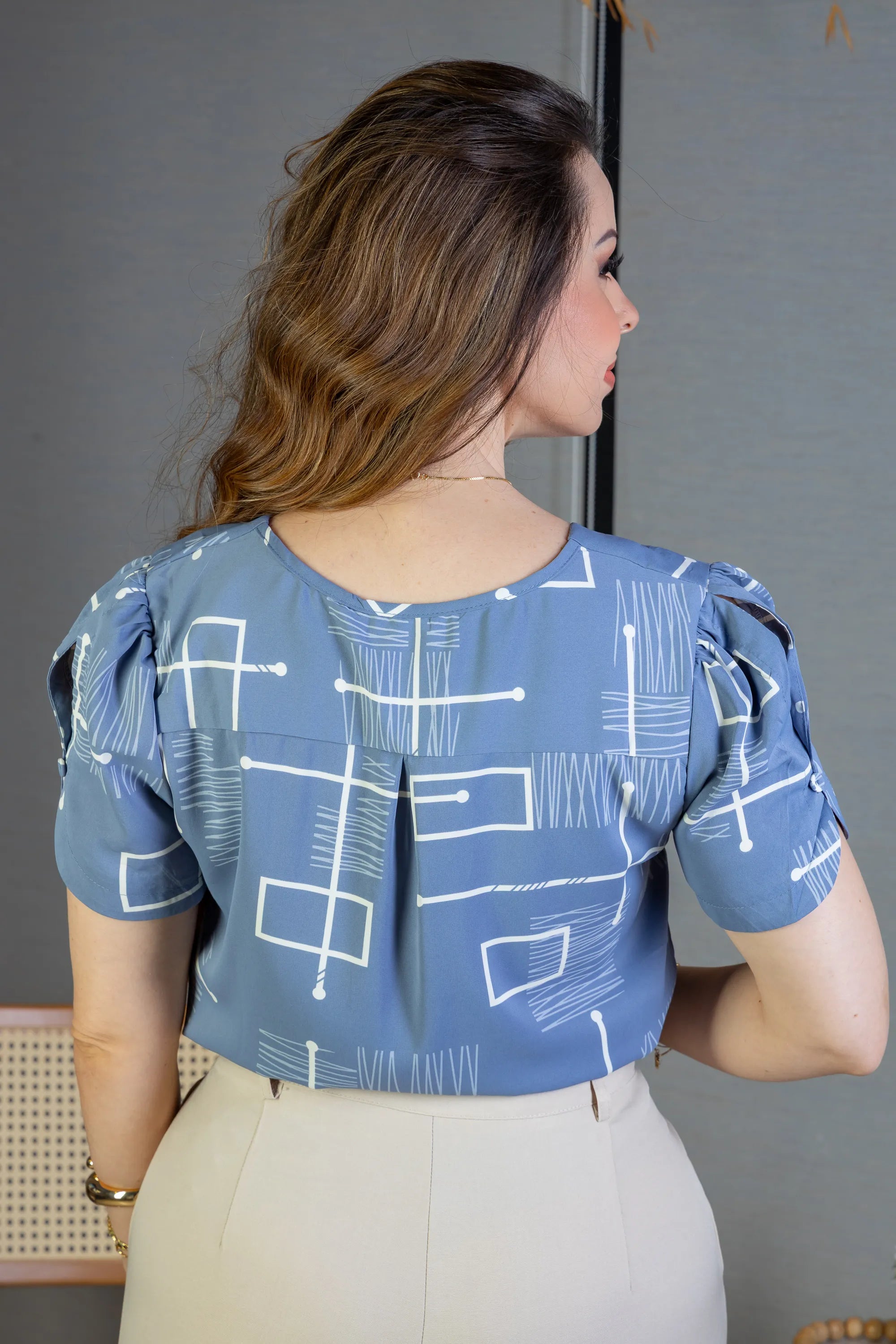 Blusa Manga Curta Colo Detalhe Botão Crepe Classic Samara Estampada Azul
