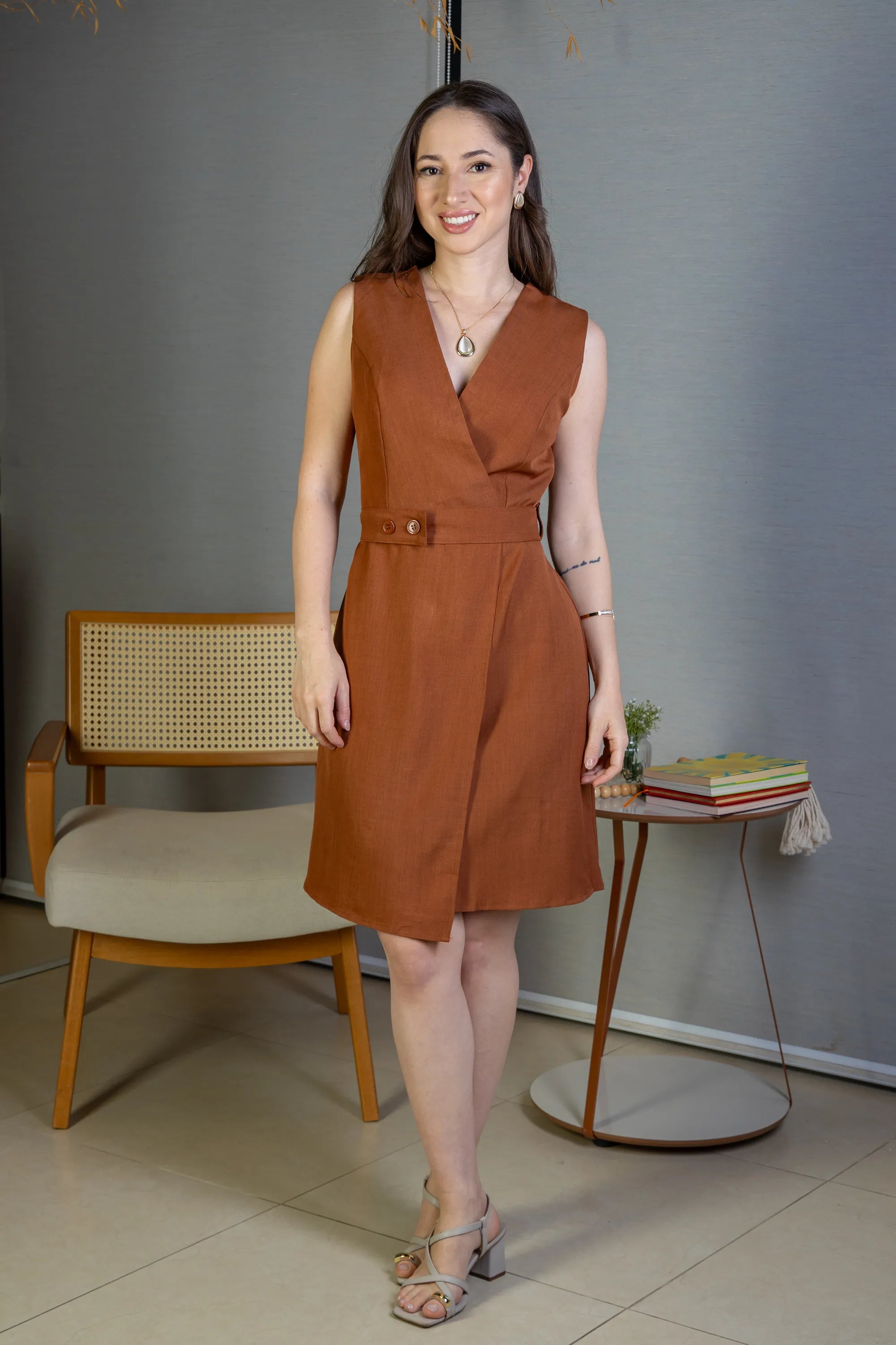 Vestido Decote "V" Regata Detalhe Cinto Soft Elegance Malu Marrom