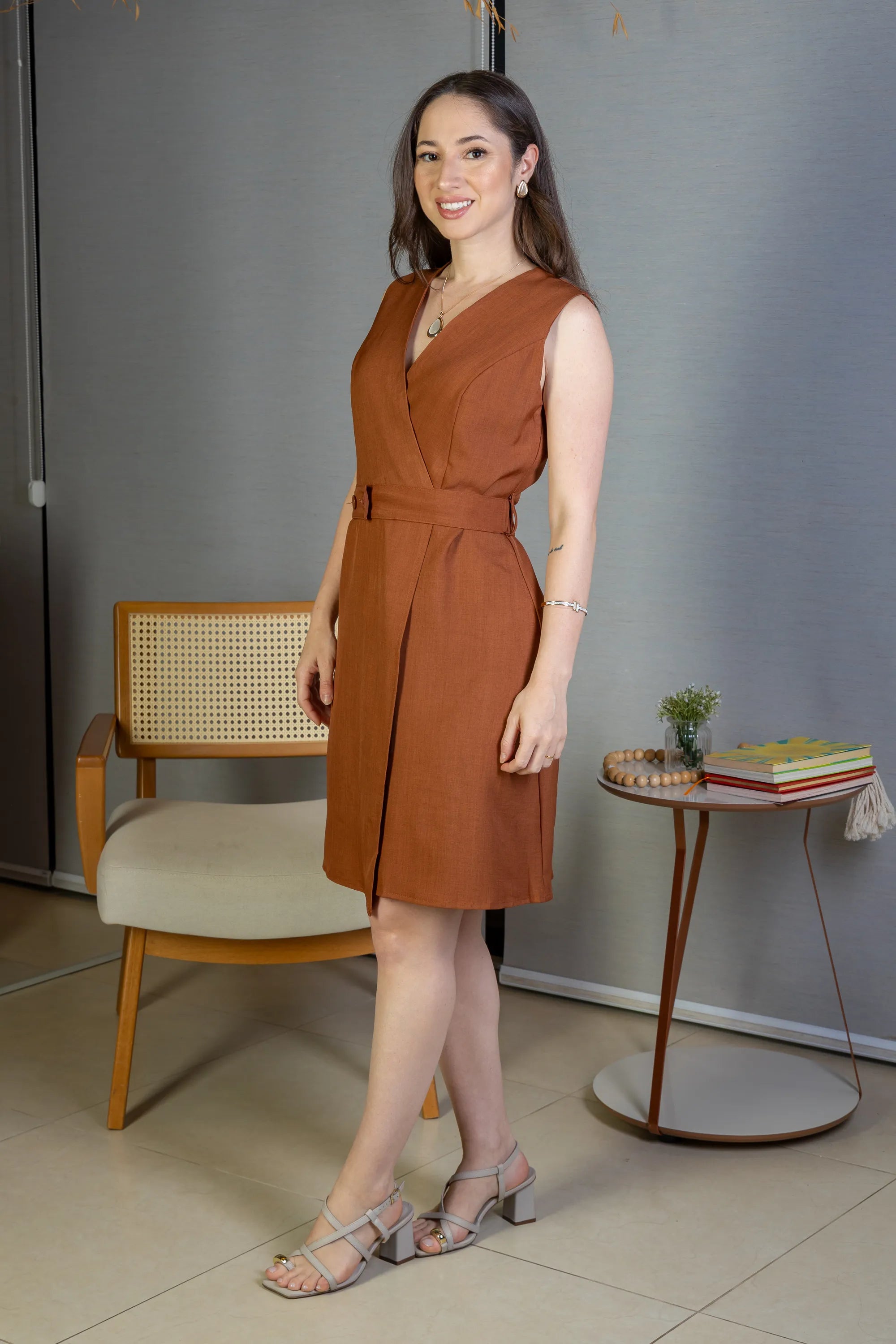 Vestido Decote "V" Regata Detalhe Cinto Soft Elegance Malu Marrom