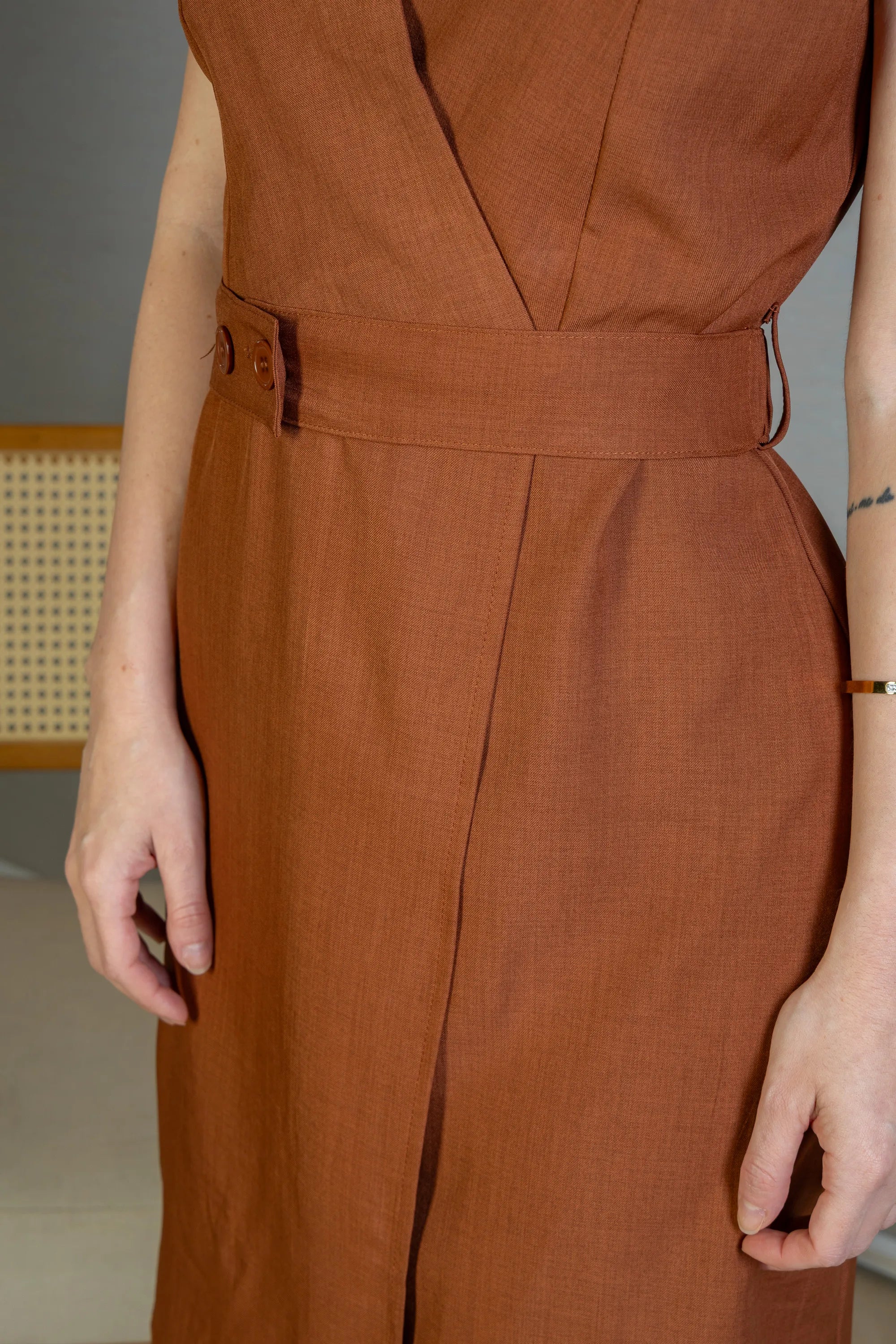 Vestido Decote "V" Regata Detalhe Cinto Soft Elegance Malu Marrom