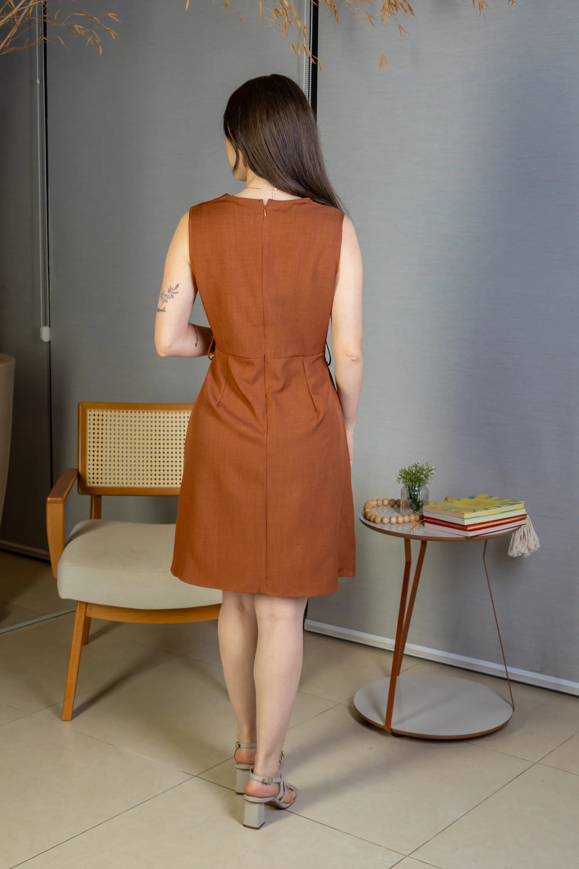 Vestido Decote "V" Regata Detalhe Cinto Soft Elegance Malu Marrom