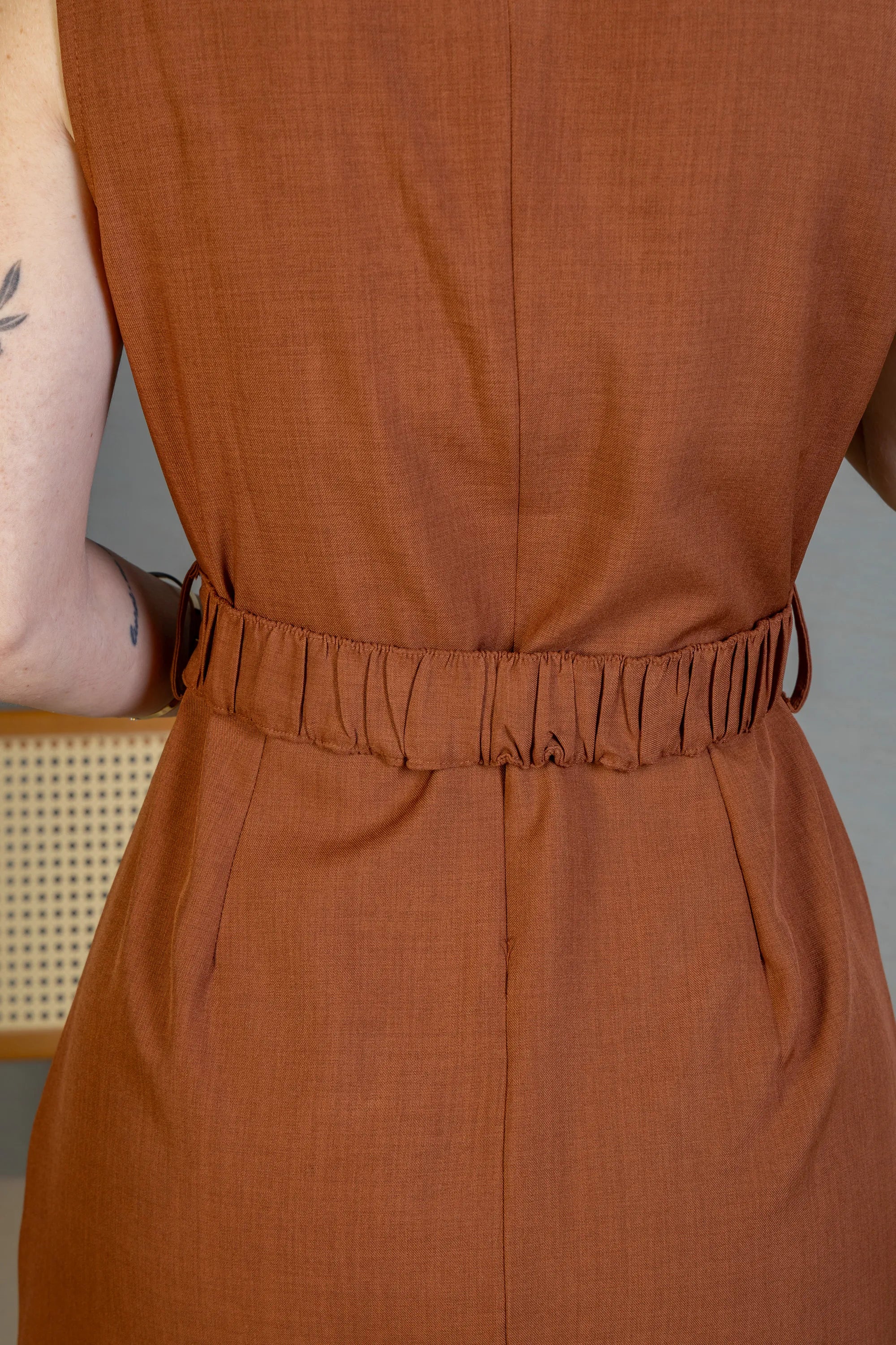 Vestido Decote "V" Regata Detalhe Cinto Soft Elegance Malu Marrom