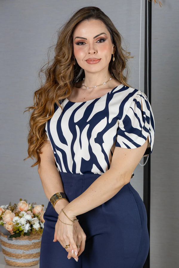 Blusa Manga Curta em Crepe Classic Estampada com Detalhe em Botão Bella Azul Marinho