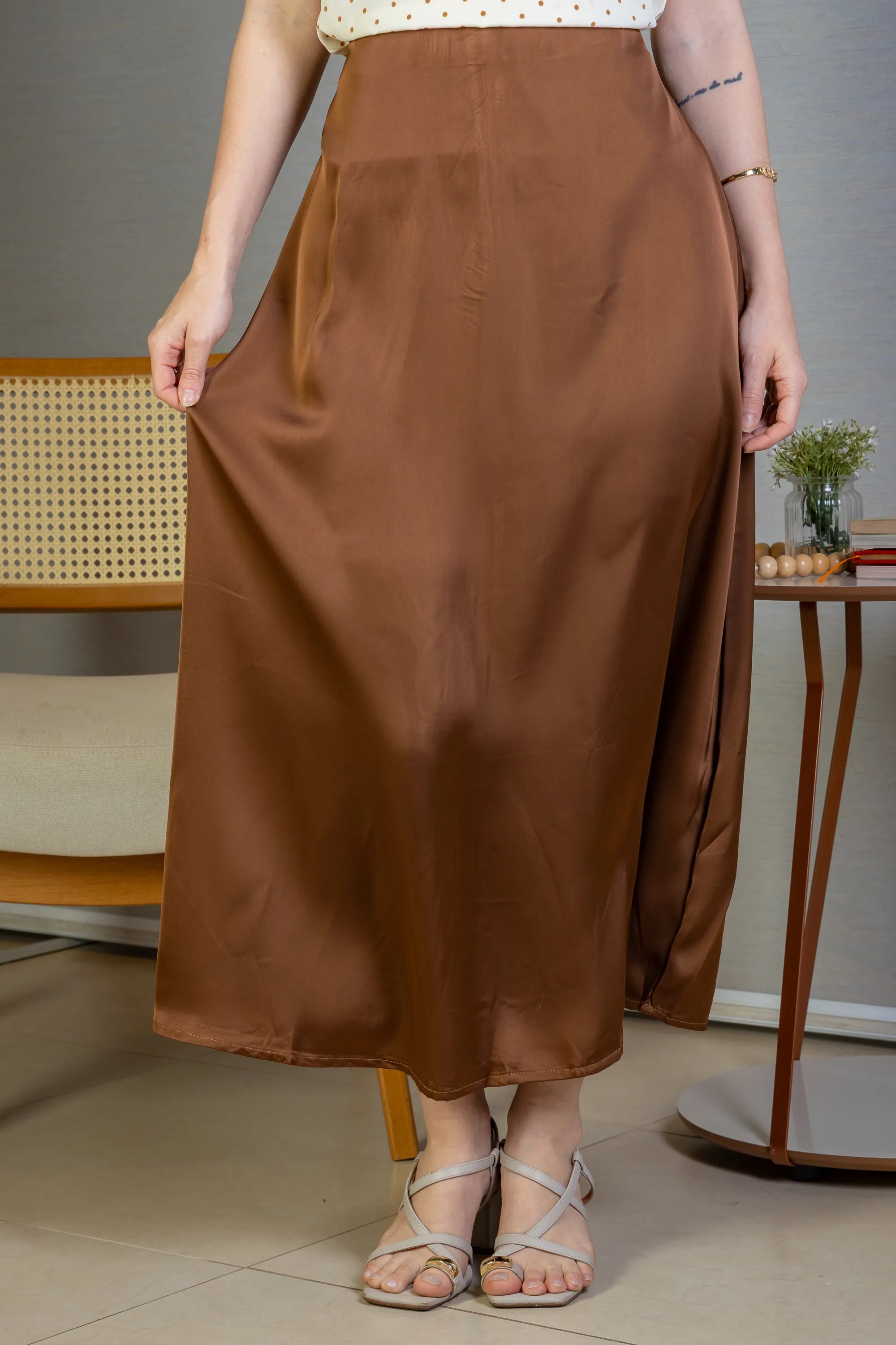 Saia Midi Lisa Sat Mix Magda Marrom Escuro