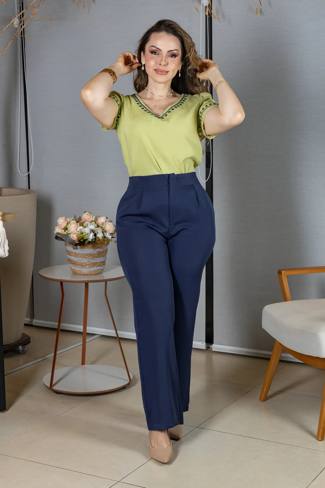Blusa Manga Curta Decote em "V" Bordado em Visco Rustic Mara Verde