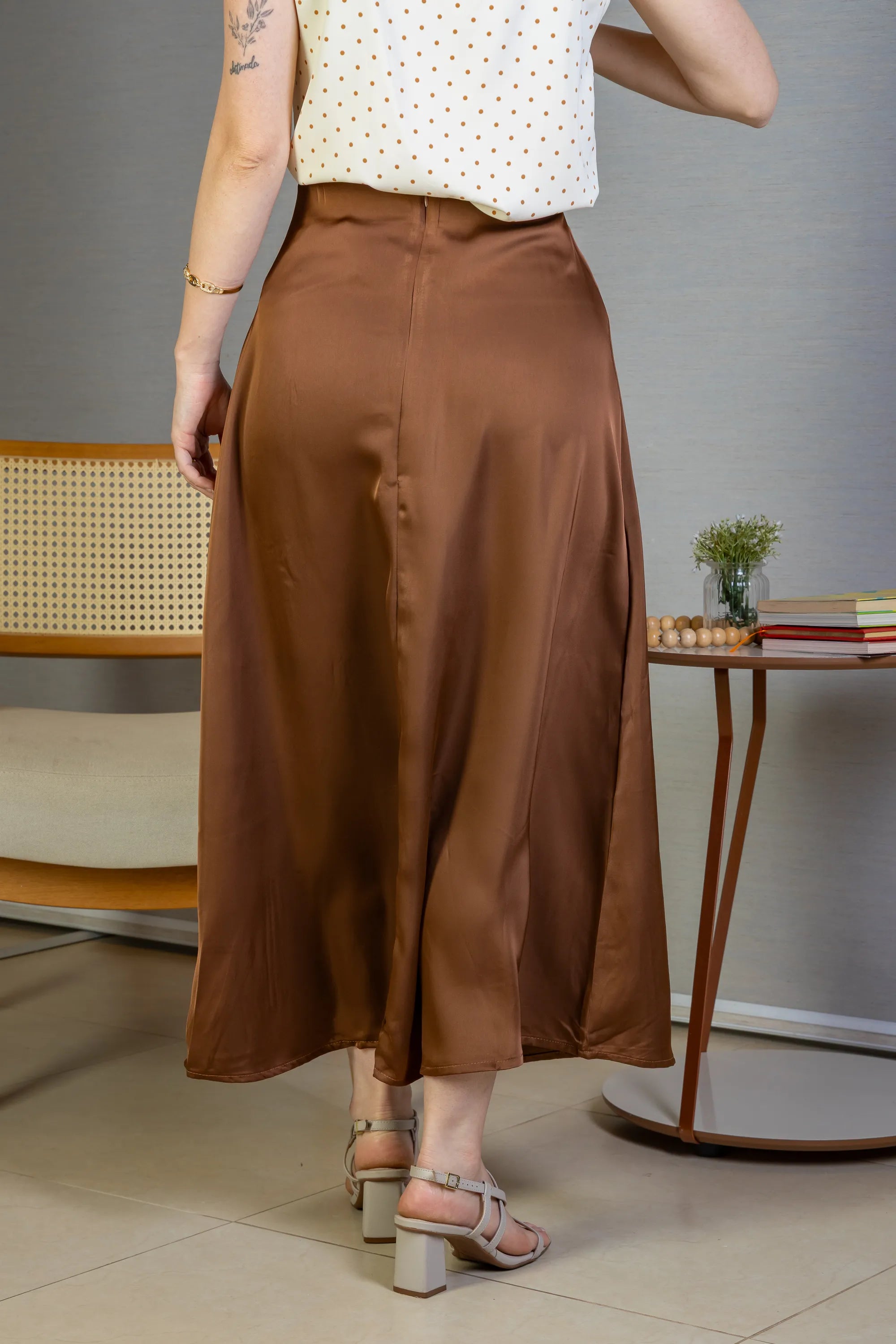 Saia Midi Lisa Sat Mix Magda Marrom Escuro
