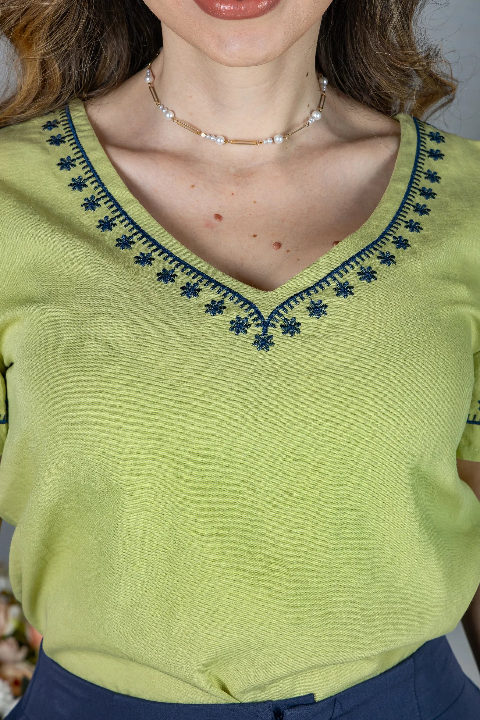 Blusa Manga Curta Decote em "V" Bordado em Visco Rustic Mara Verde