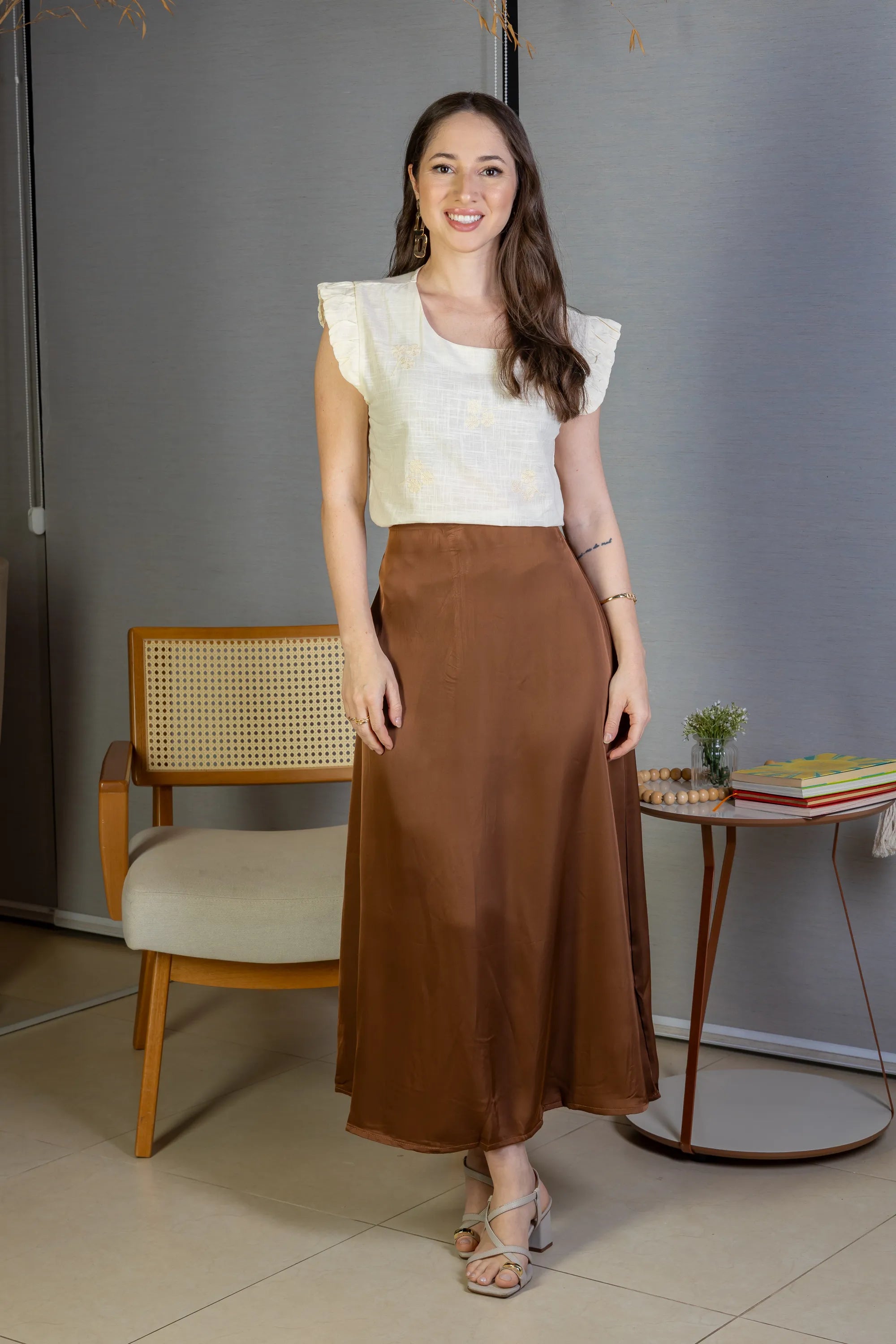 Conjunto: Blusa Manga Curta Em Algodão Textura Laise Michelle Bege + Saia Midi Lisa Sat Mix Magda Marrom Escuro