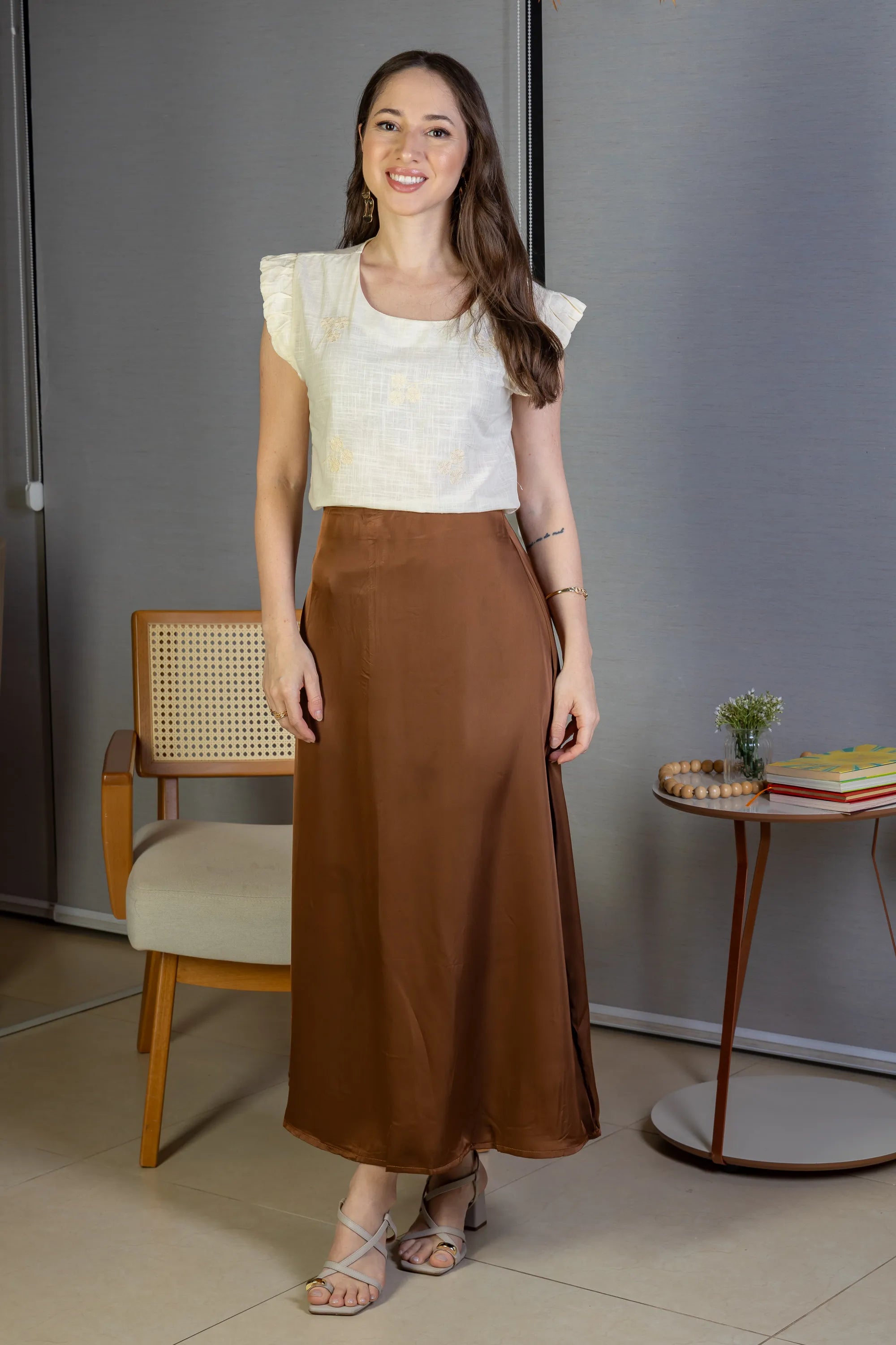 Conjunto: Blusa Manga Curta Em Algodão Textura Laise Michelle Bege + Saia Midi Lisa Sat Mix Magda Marrom Escuro