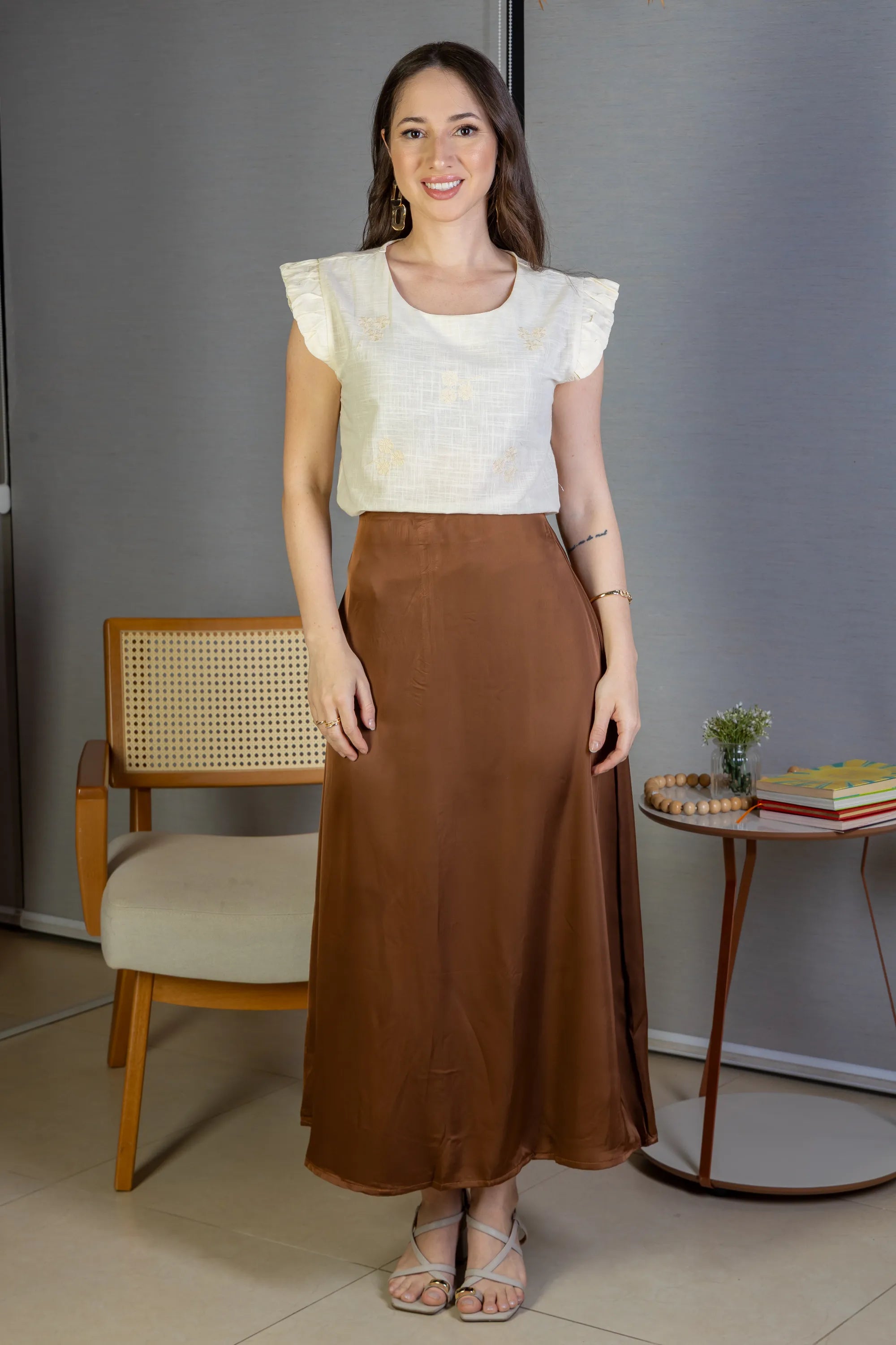 Conjunto: Blusa Manga Curta Em Algodão Textura Laise Michelle Bege + Saia Midi Lisa Sat Mix Magda Marrom Escuro