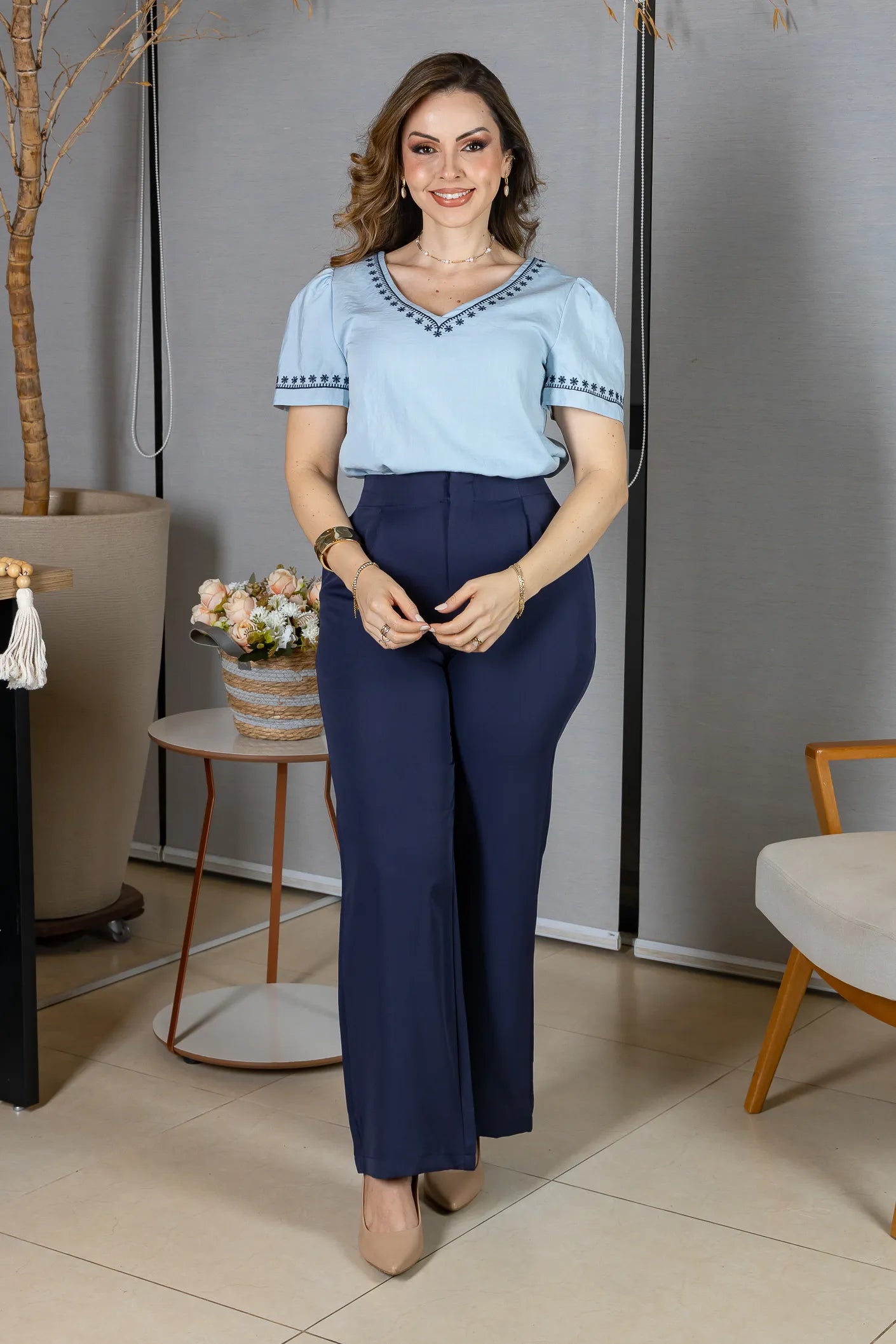 Blusa Manga Curta Decote em "V" Bordado em Visco Rustic Mara Azul