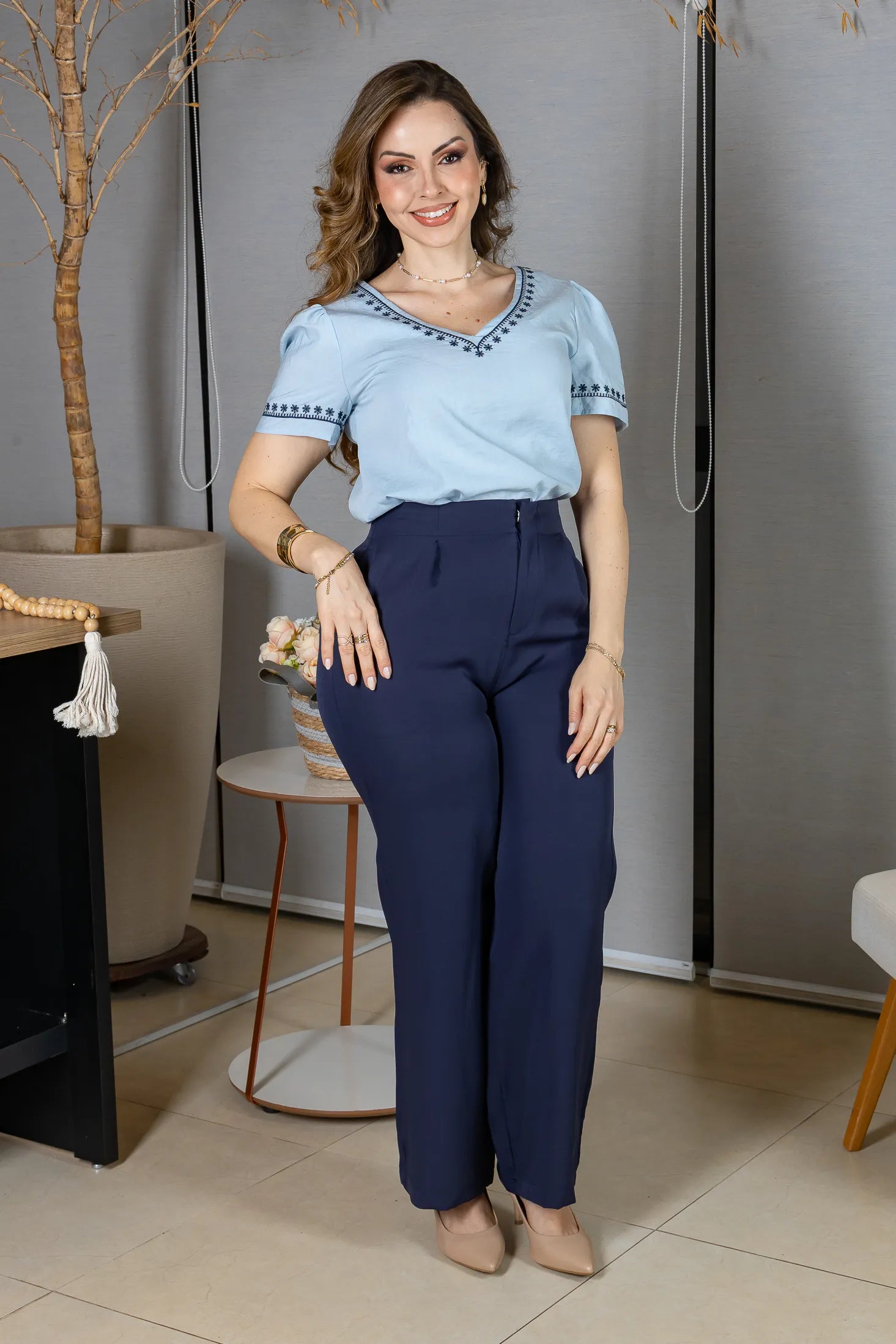 Blusa Manga Curta Decote em "V" Bordado em Visco Rustic Mara Azul