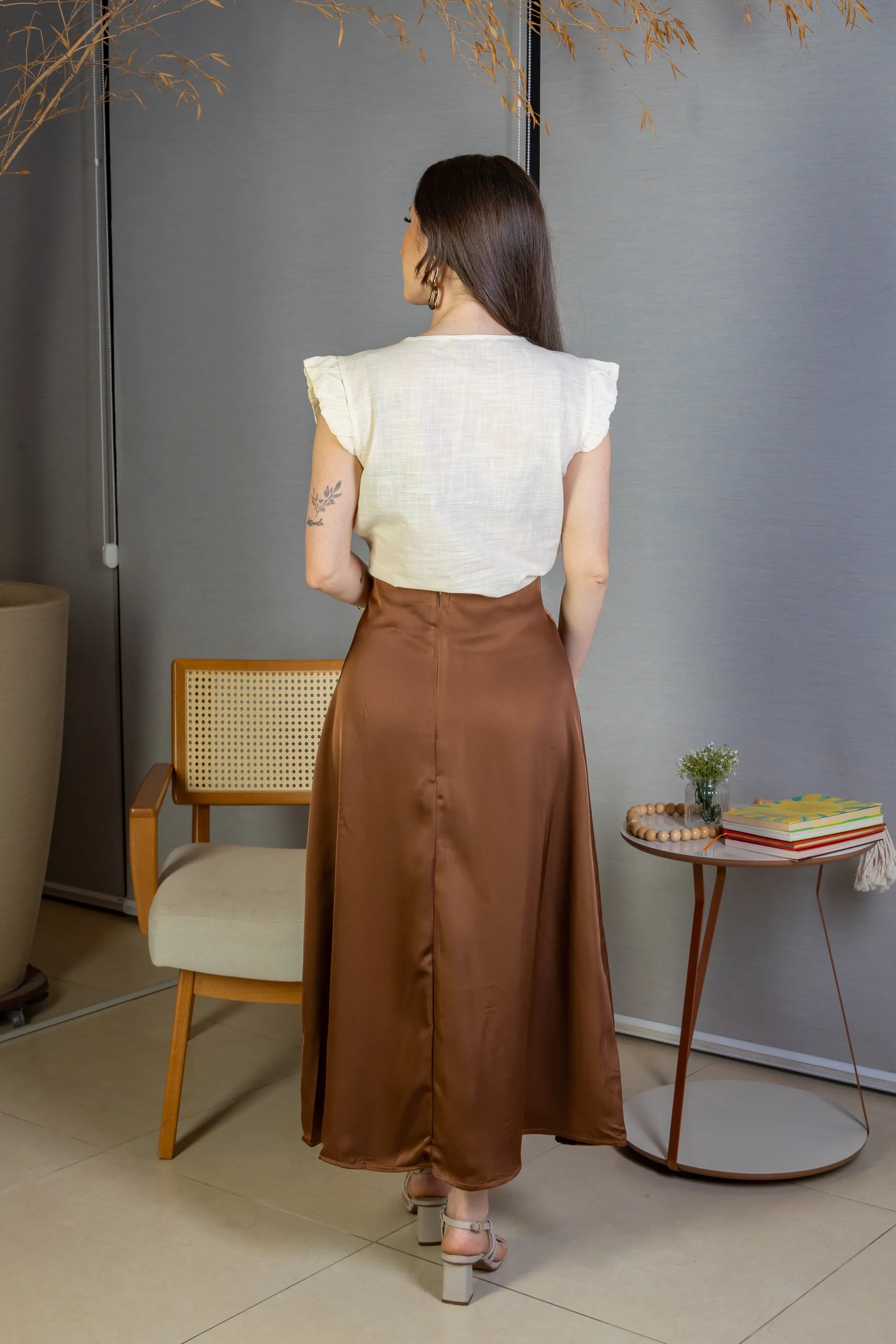 Conjunto: Blusa Manga Curta Em Algodão Textura Laise Michelle Bege + Saia Midi Lisa Sat Mix Magda Marrom Escuro