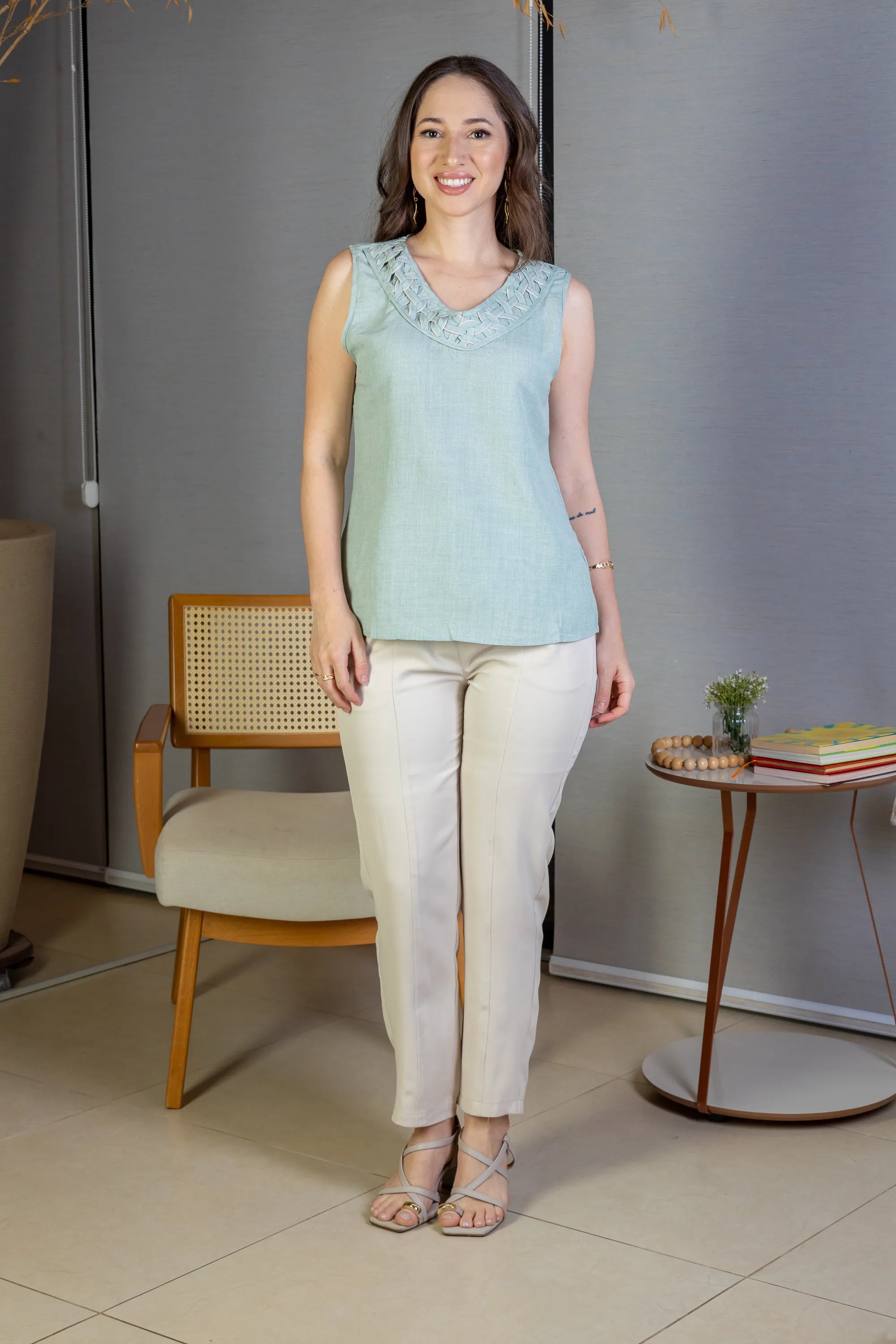 Blusa Regata Decote "V" Detalhe Trançado Em Visco Soft Liliane Verde