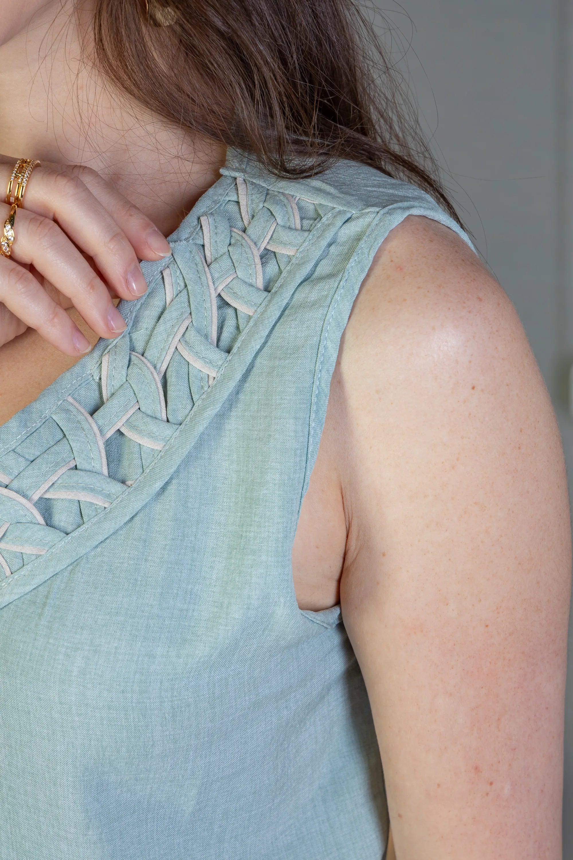 Blusa Regata Decote "V" Detalhe Trançado Em Visco Soft Liliane Verde