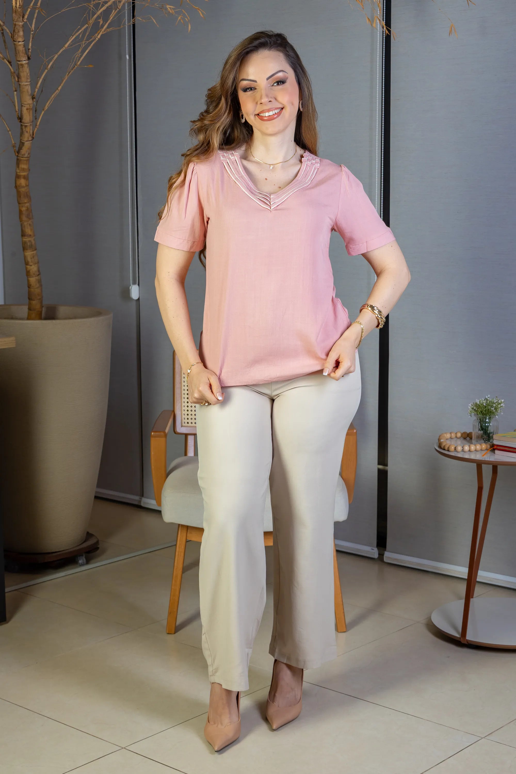 Blusa Manga Curta Detalhe Decote "V" Visco-Linho Marília Rosa