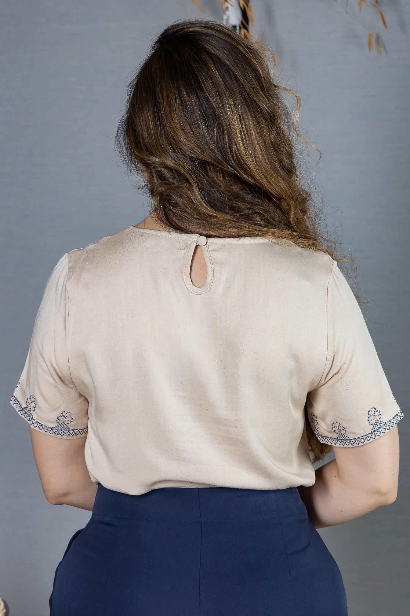 Blusa Manga Curta em Visco Mix com Detalhes Bordados Graziela Bege