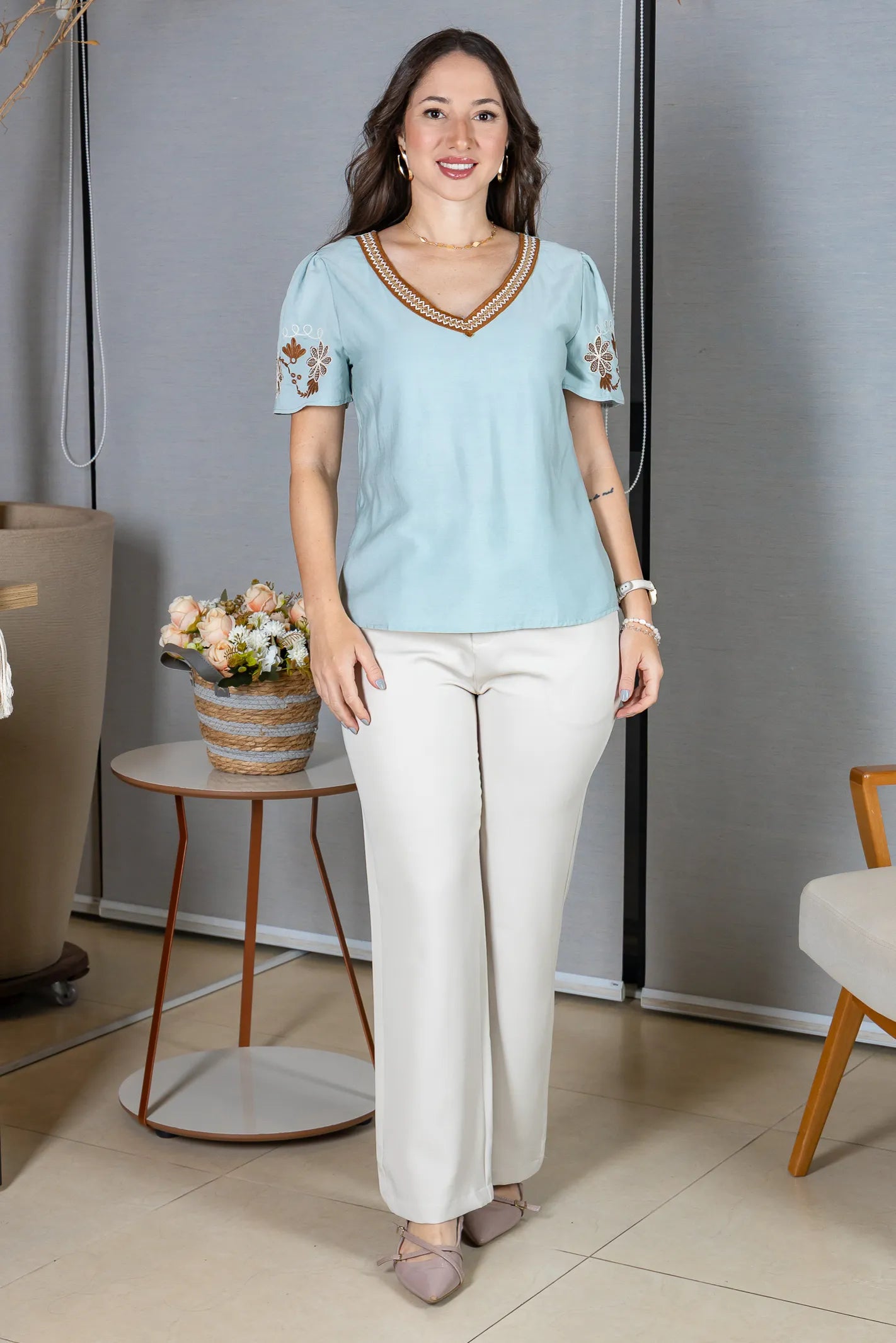 Blusa Manga Curta em Visco Brise Decote em "V" com Bordados Florais Deise Azul