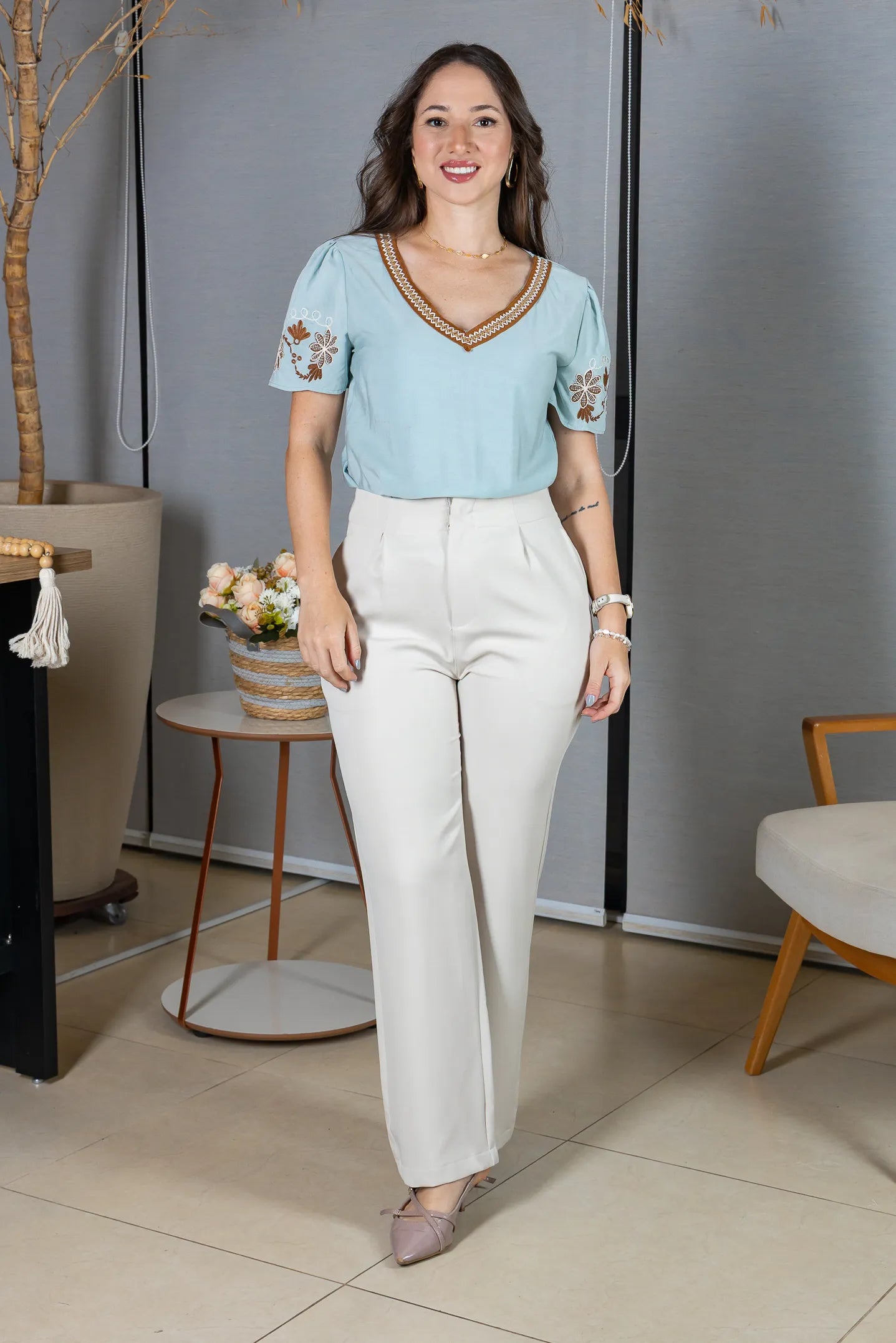 Blusa Manga Curta em Visco Brise Decote em "V" com Bordados Florais Deise Azul
