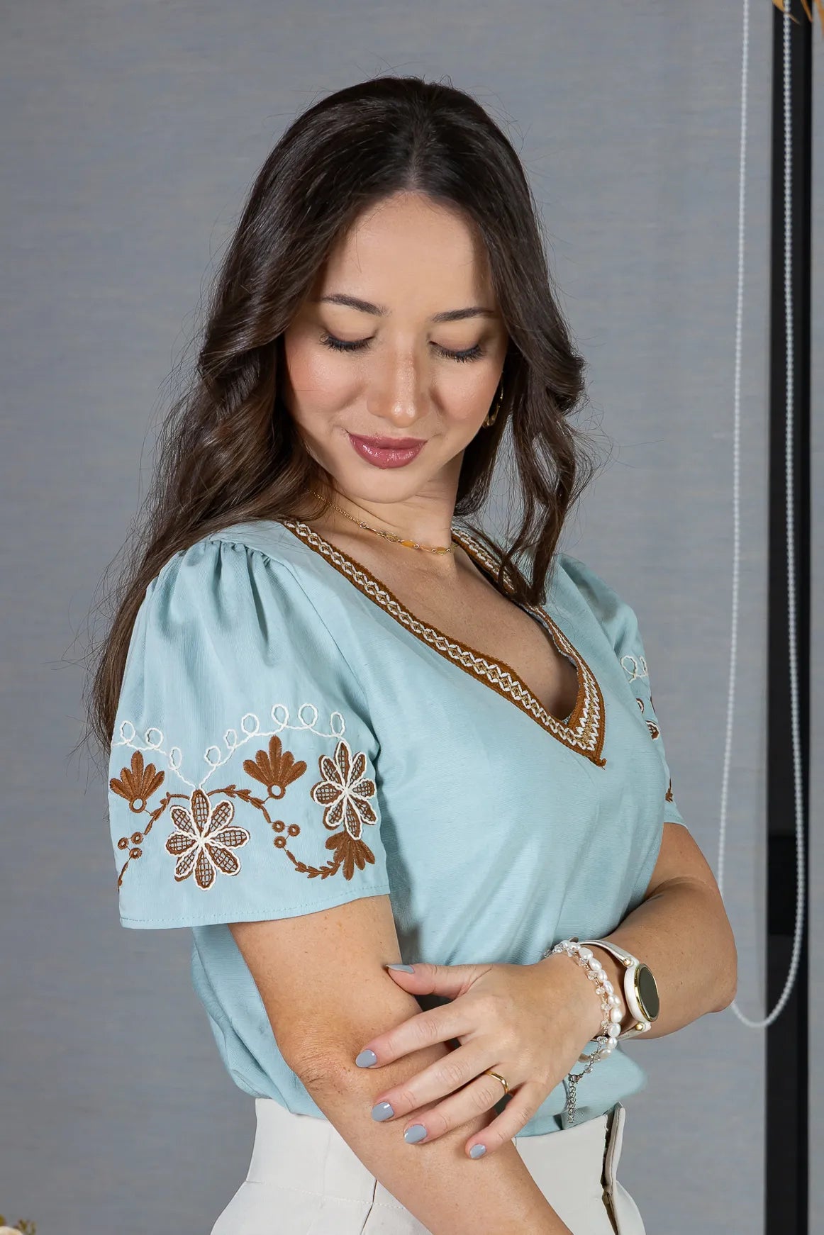 Blusa Manga Curta em Visco Brise Decote em "V" com Bordados Florais Deise Azul