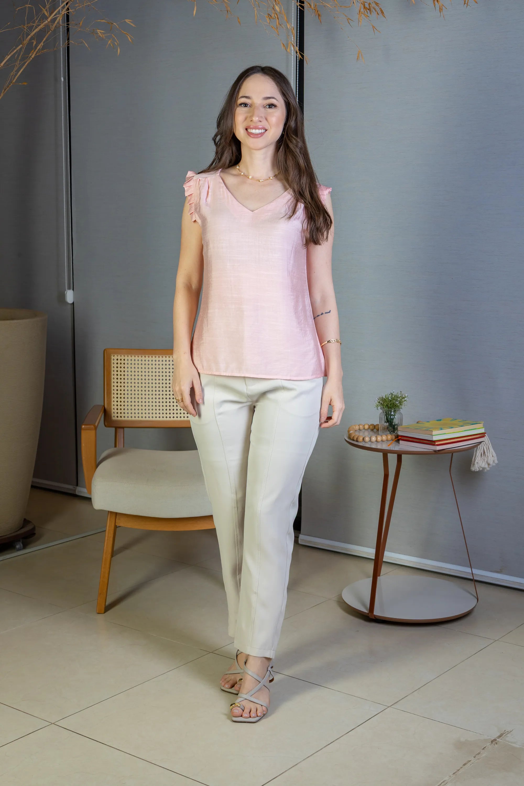 Blusa Regata Babados Decote "V" Em Viscolisse Joice Rosa