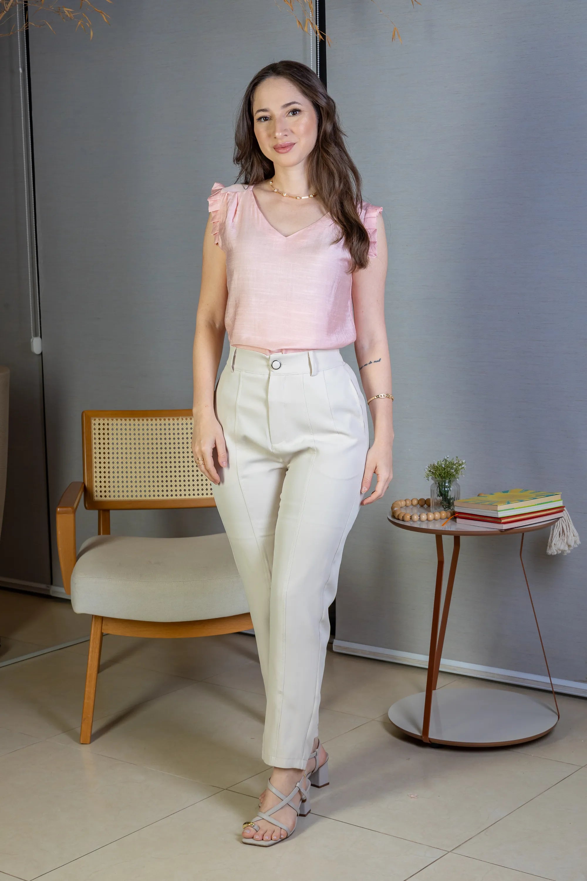 Blusa Regata Babados Decote "V" Em Viscolisse Joice Rosa