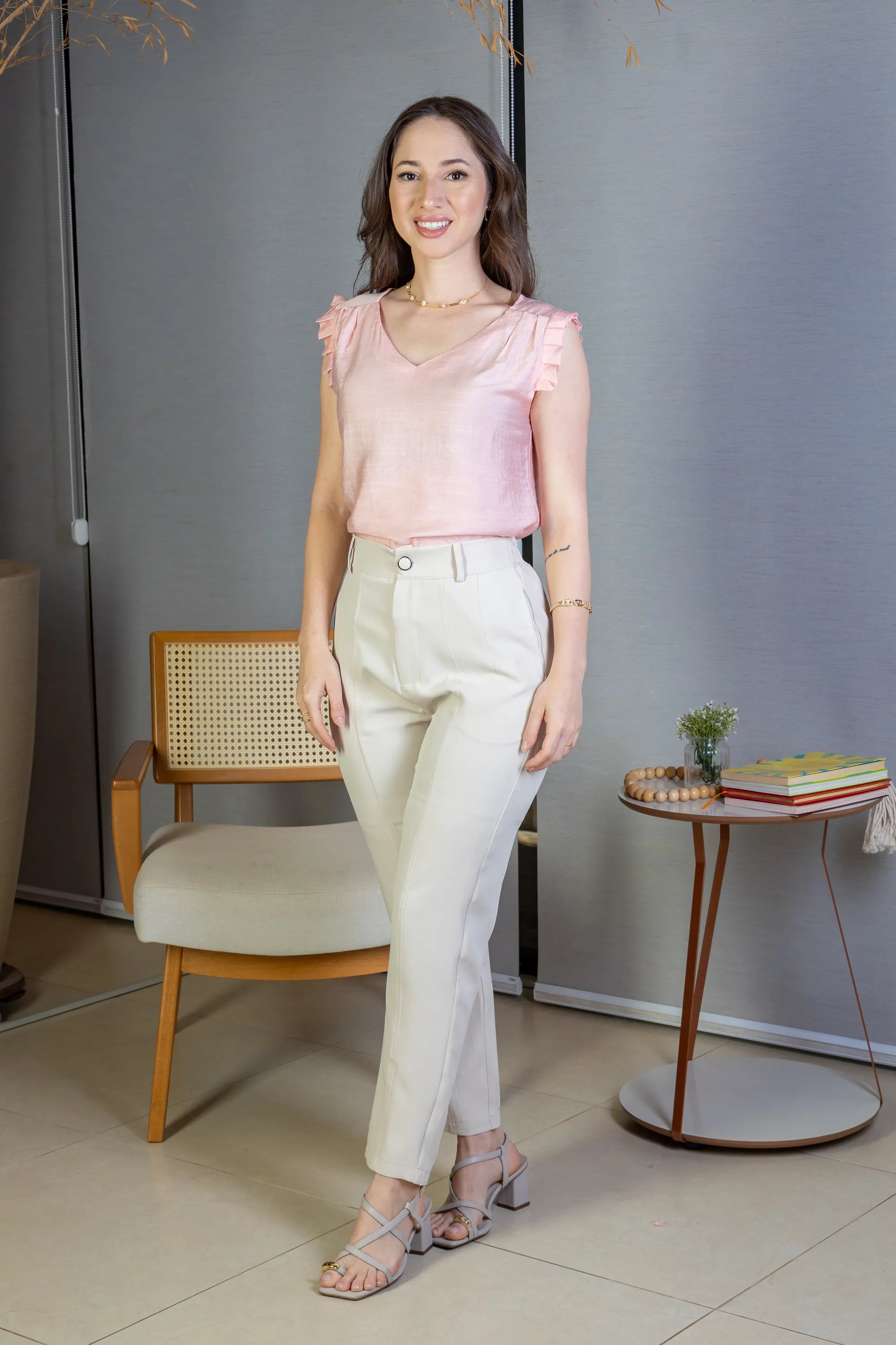 Blusa Regata Babados Decote "V" Em Viscolisse Joice Rosa