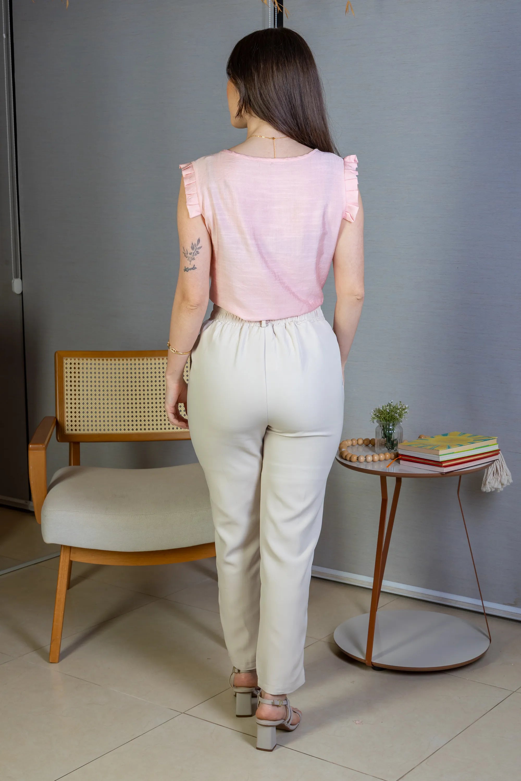 Blusa Regata Babados Decote "V" Em Viscolisse Joice Rosa