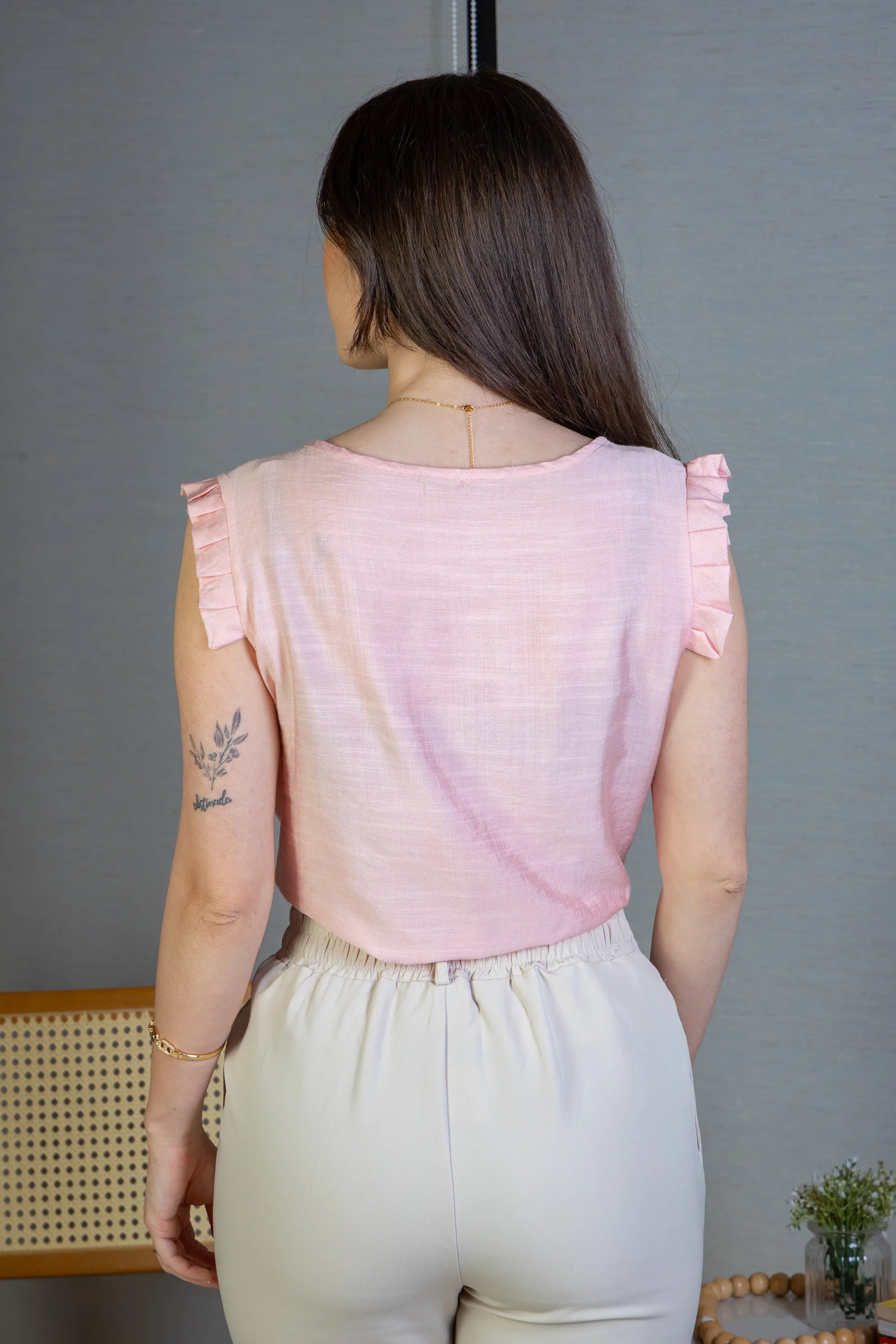 Blusa Regata Babados Decote "V" Em Viscolisse Joice Rosa