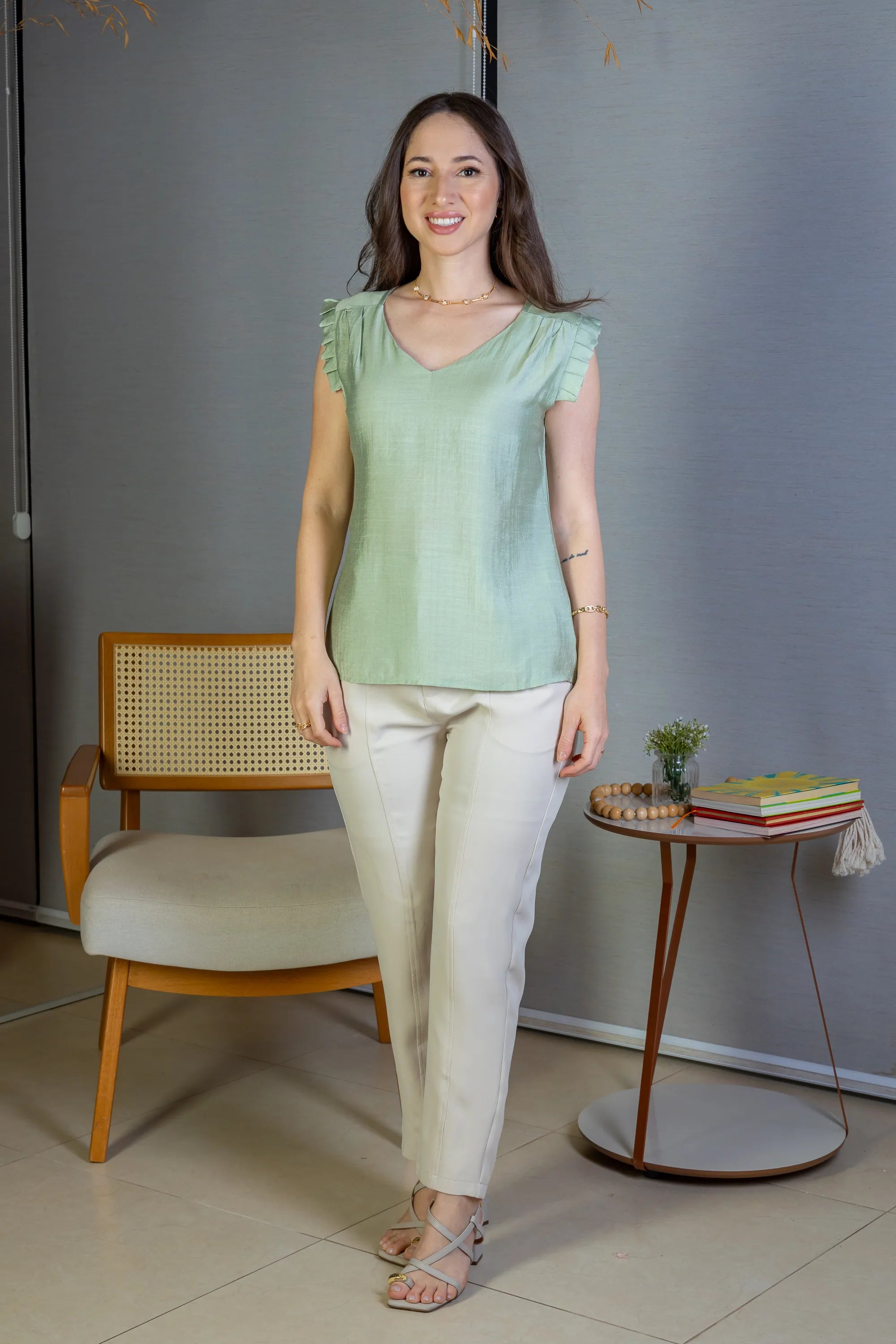 Blusa Regata Babados Decote "V" Em Viscolisse Joice Verde