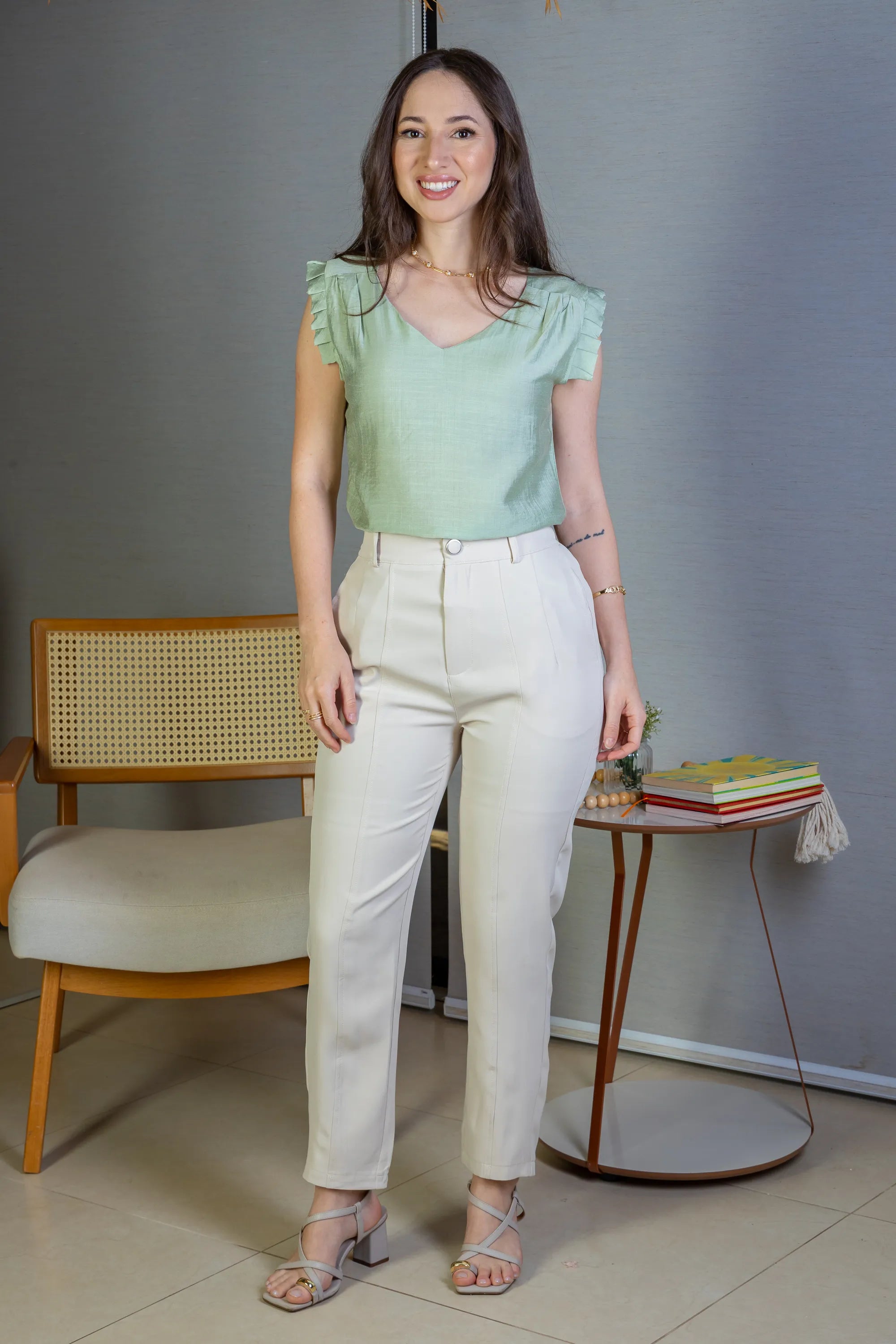 Blusa Regata Babados Decote "V" Em Viscolisse Joice Verde