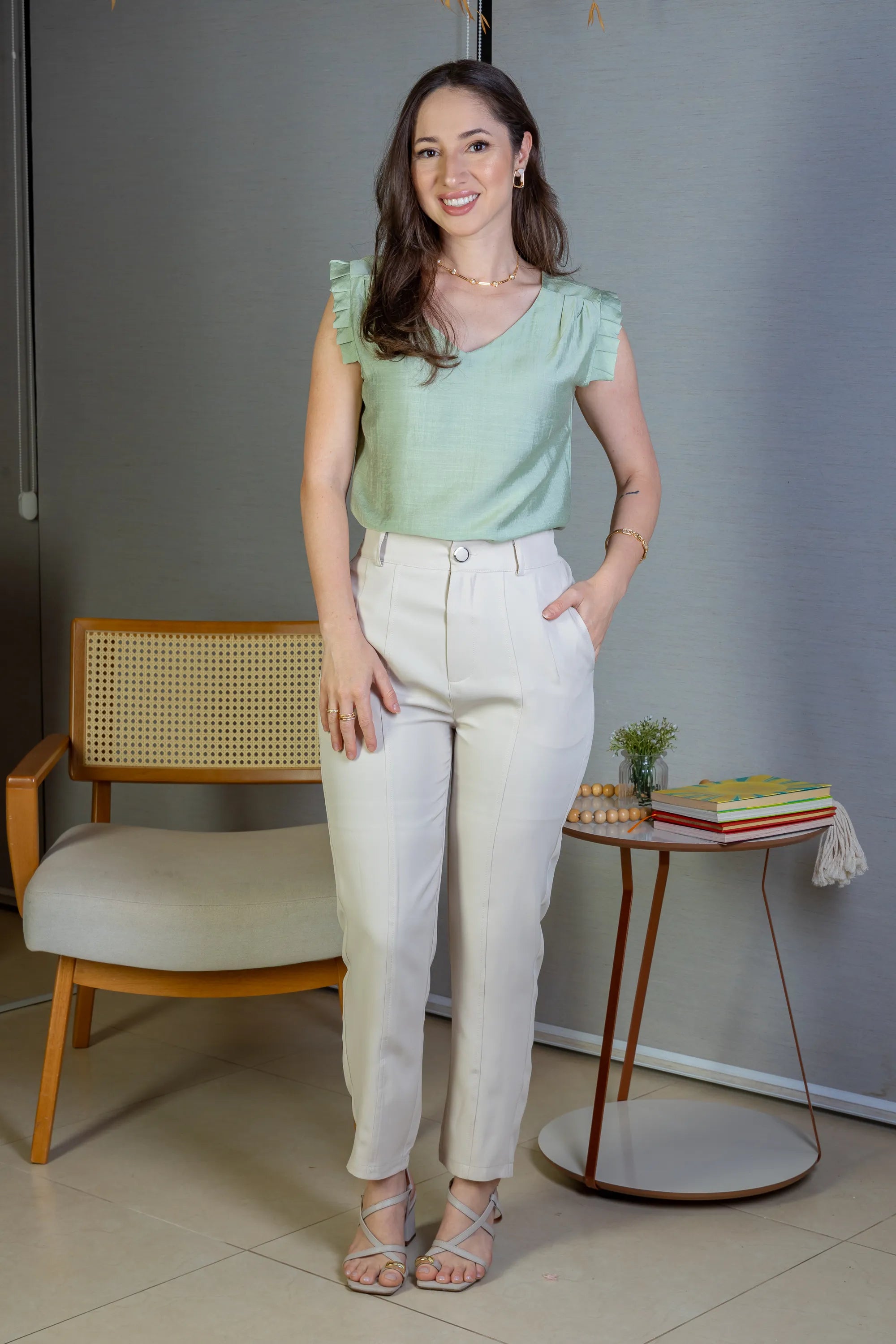 Blusa Regata Babados Decote "V" Em Viscolisse Joice Verde