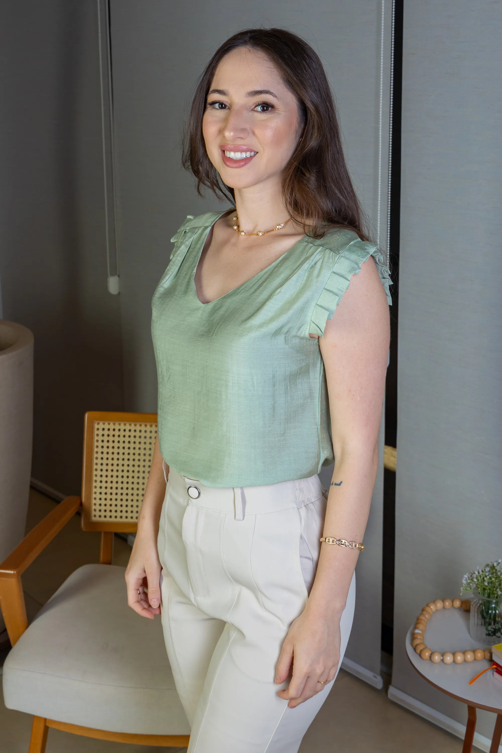 Blusa Regata Babados Decote "V" Em Viscolisse Joice Verde