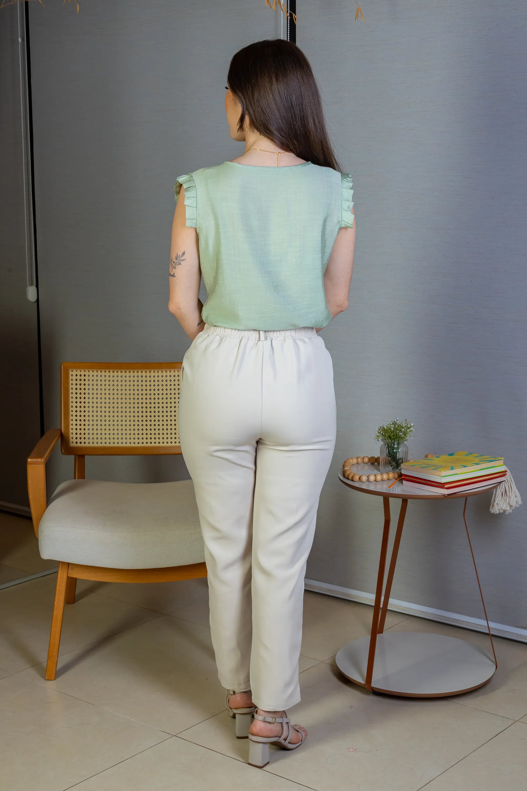 Blusa Regata Babados Decote "V" Em Viscolisse Joice Verde