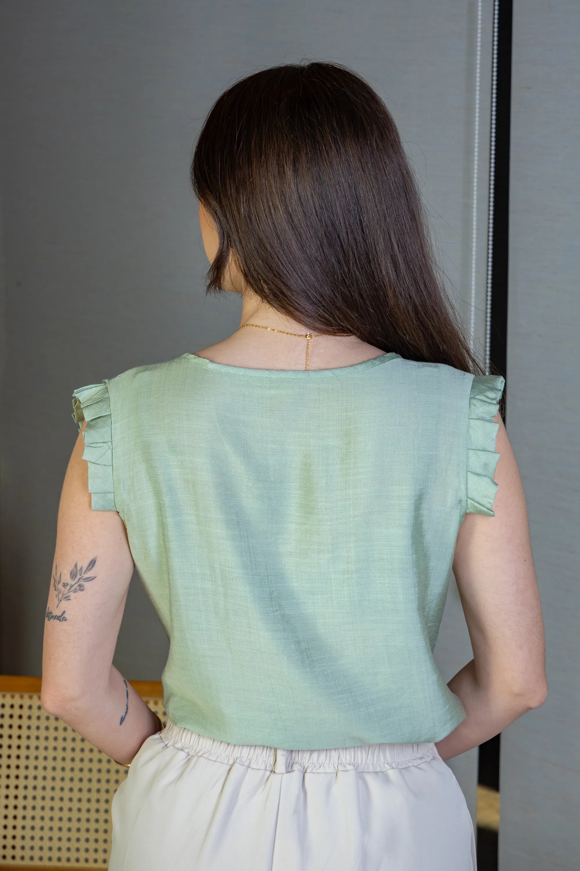 Blusa Regata Babados Decote "V" Em Viscolisse Joice Verde