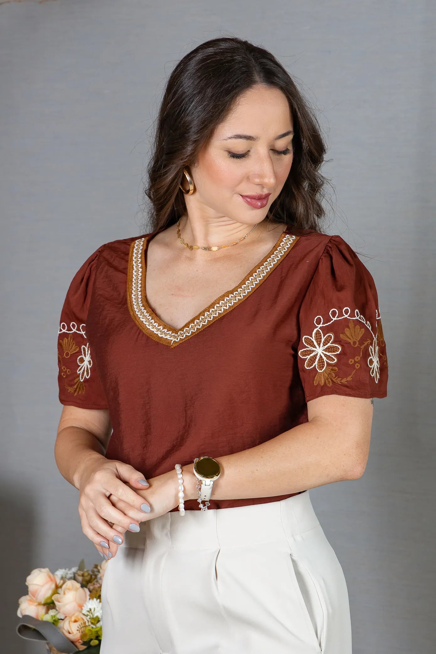 Blusa Manga Curta em Visco Brise Decote em "V" com Bordados Florais Deise Marsala